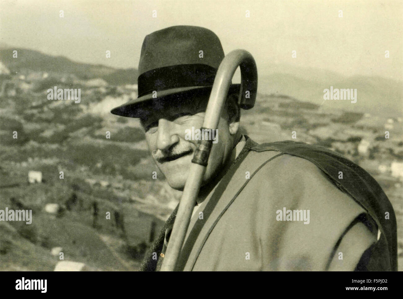 Nahaufnahme eines älteren Mannes mit Hut und Stock, Italien Stockfoto