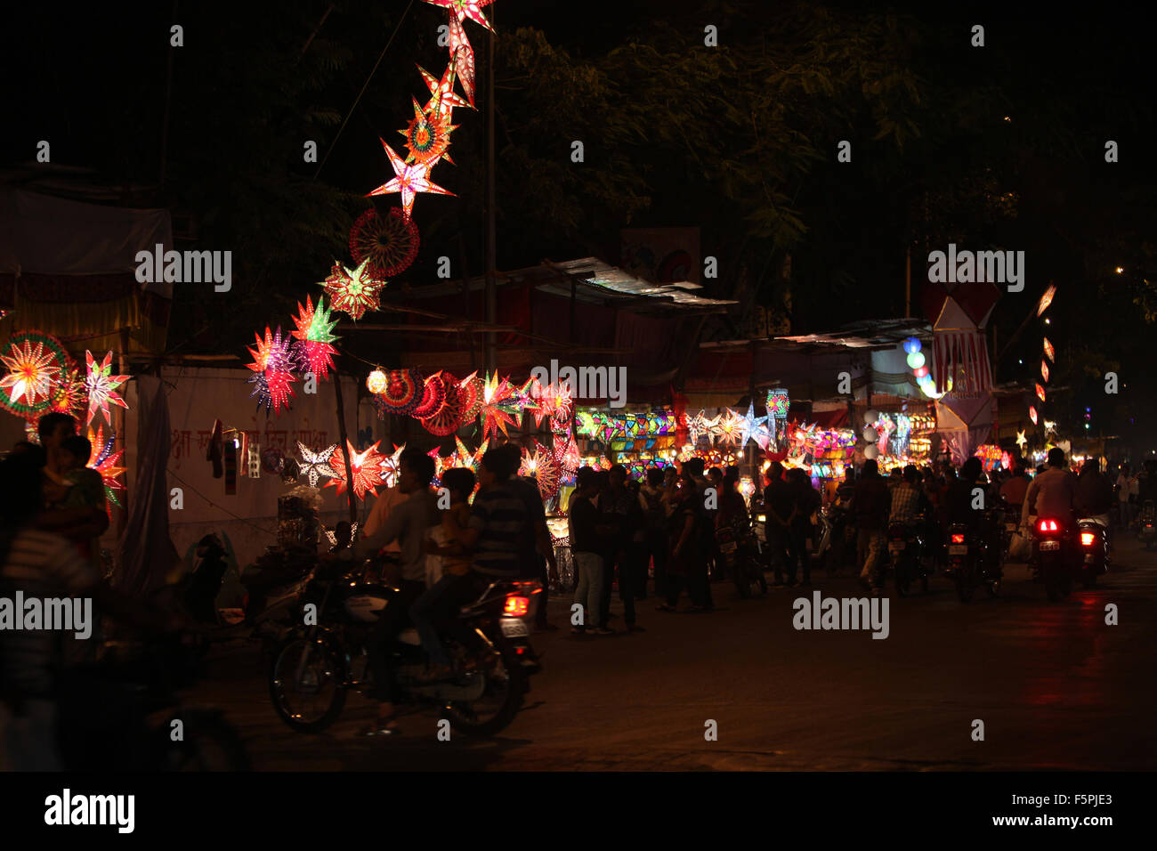 Pune, Indien - 7. November 2015: Menschen in Indien Einkaufen für Himmelslaternen anlässlich Diwali-fest in Indien Stockfoto