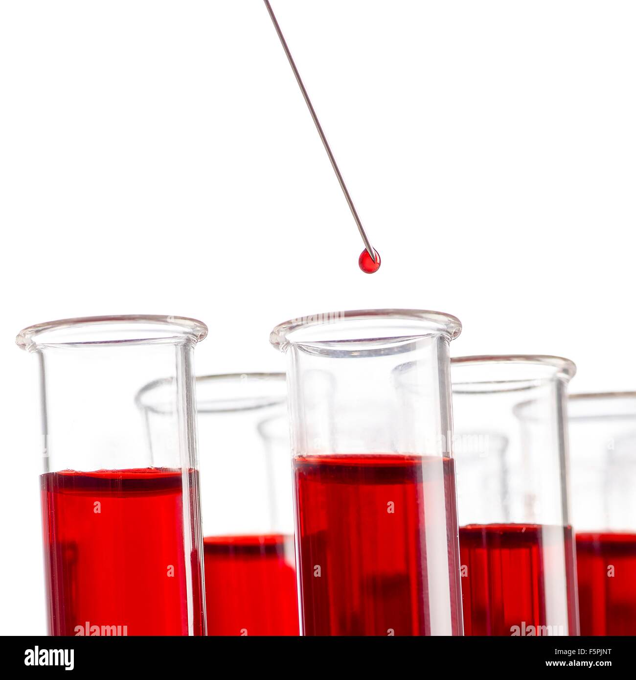 Spritze tropfenden Blutprobe in Reagenzglas. Stockfoto