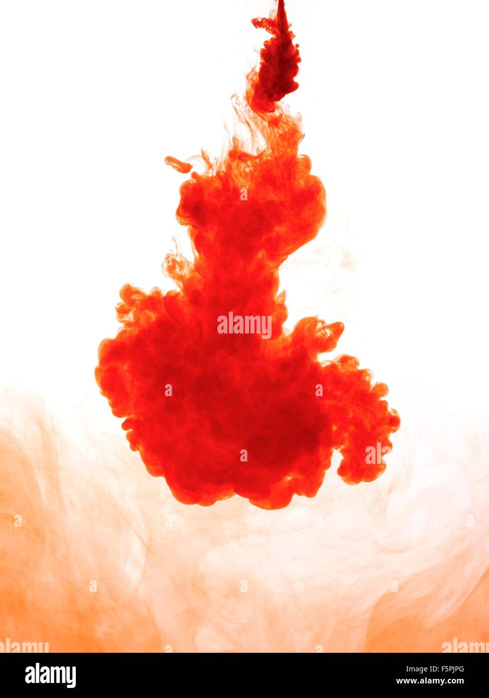 Rote Flüssigkeit vor einem einfarbigen Hintergrund. Stockfoto
