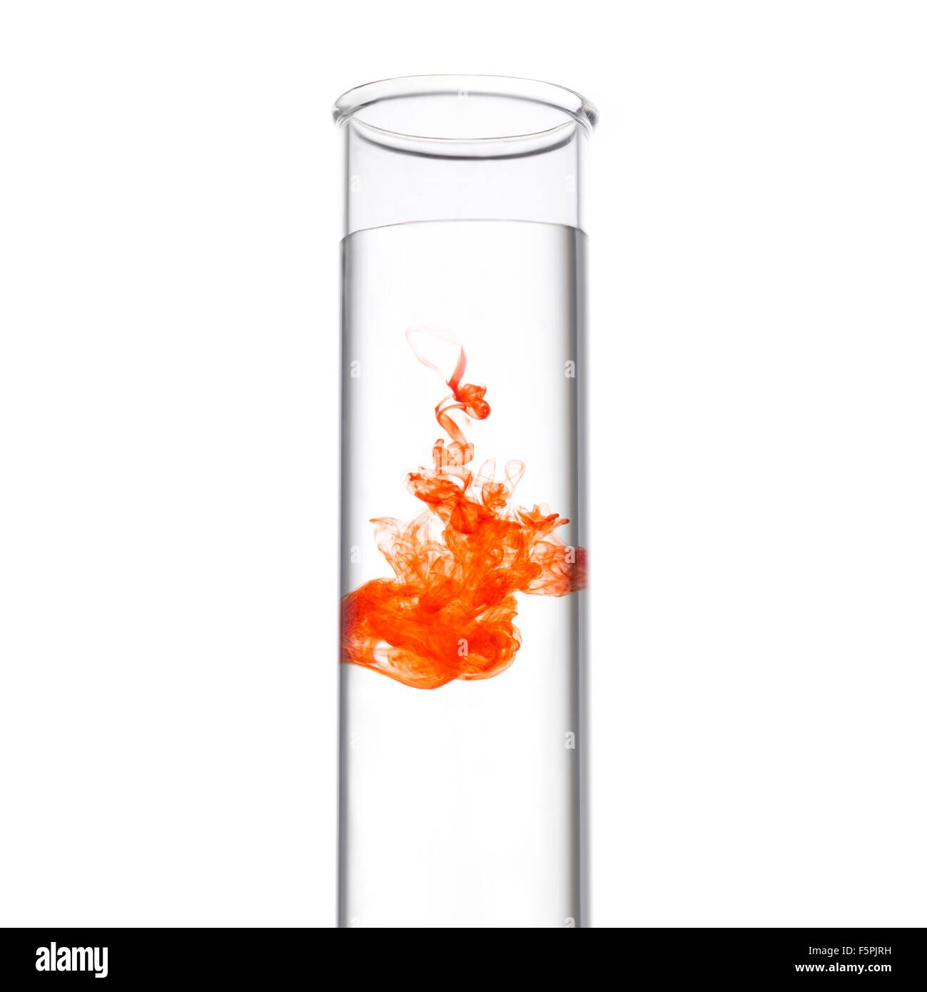 Rote Flüssigkeit in ein Reagenzglas. Stockfoto