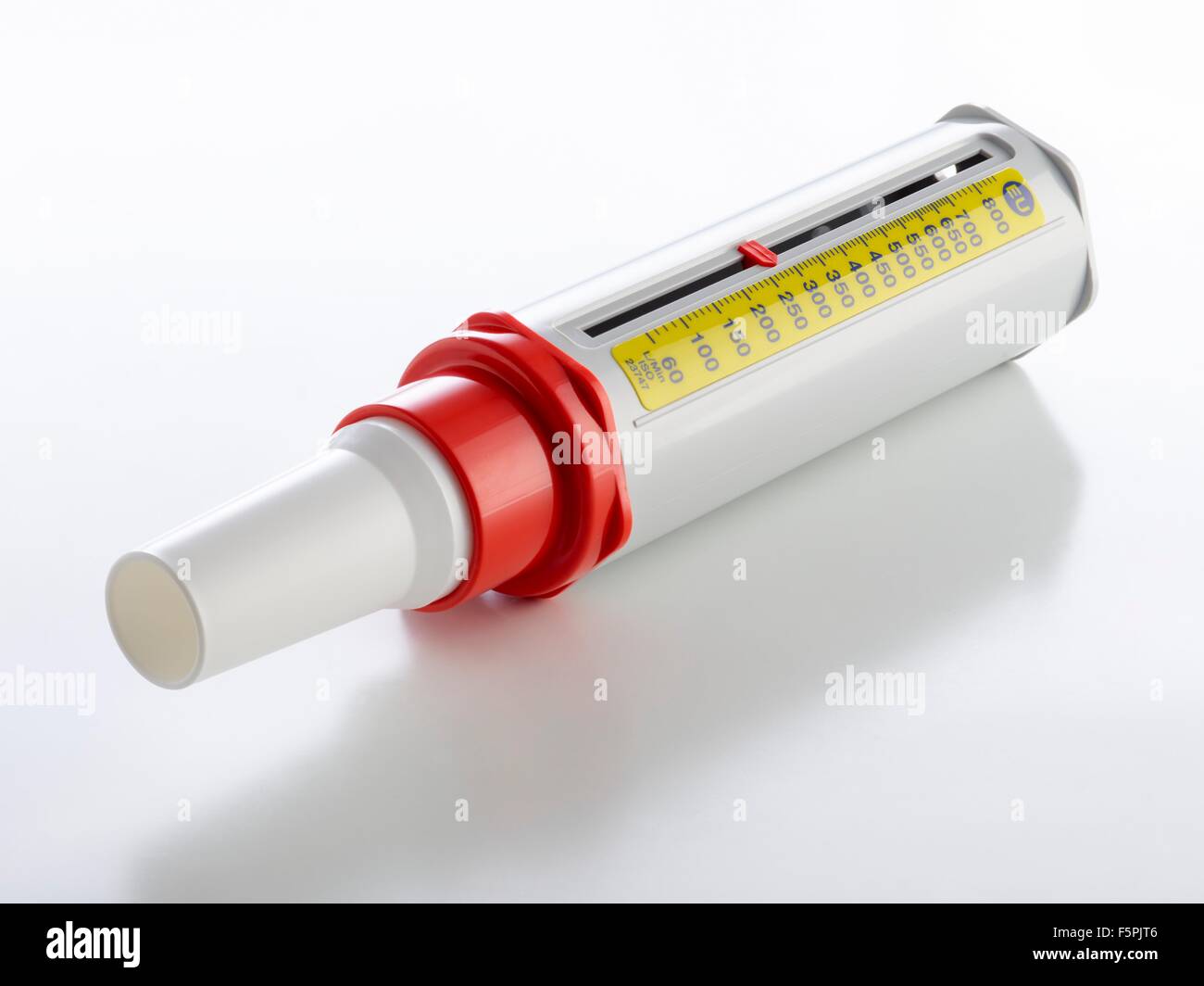 Peak Flow Meter vor einem weißen Hintergrund. Stockfoto