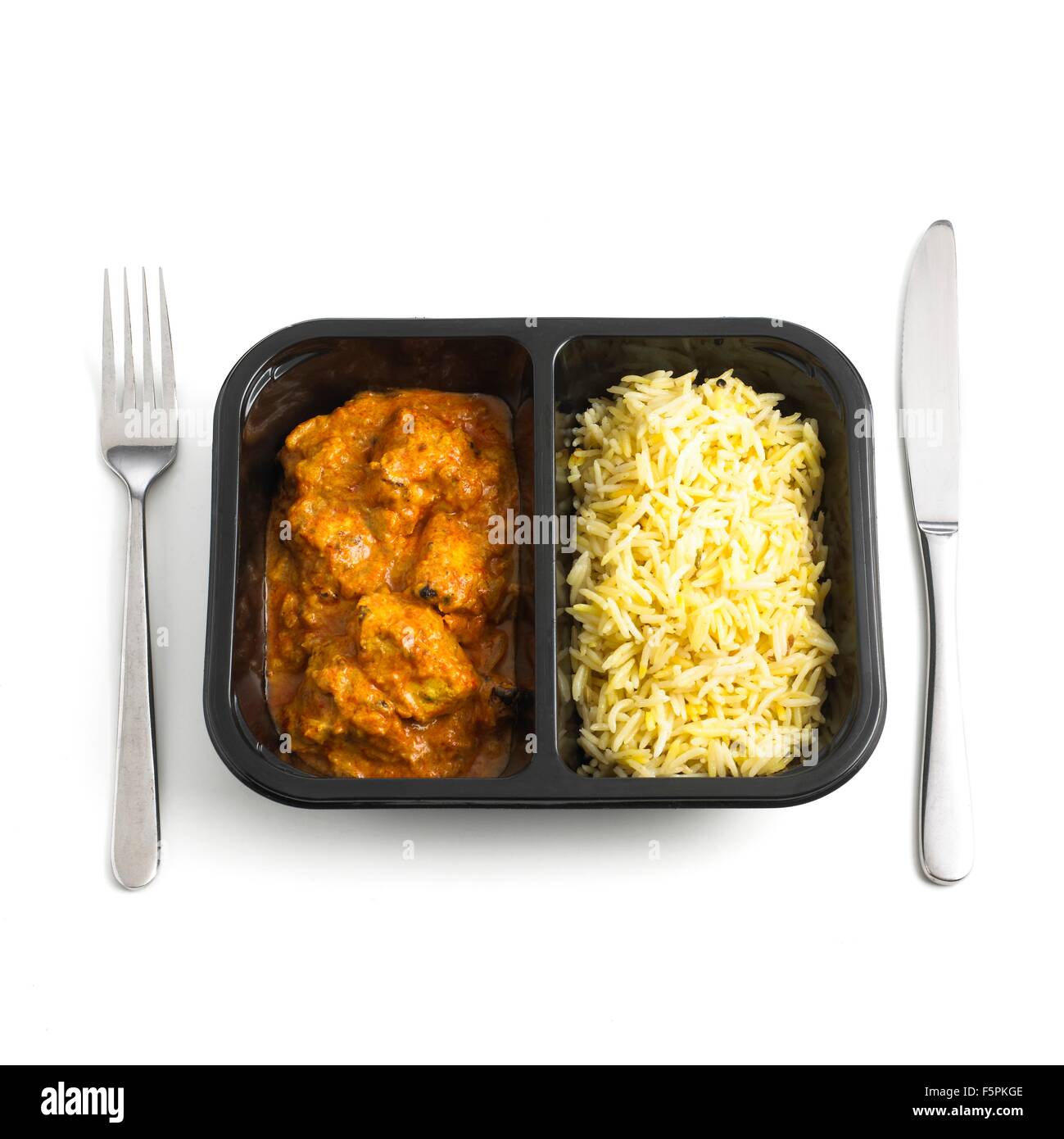 Fertiggerichte-Curry und Reis vor einem weißen Hintergrund. Stockfoto