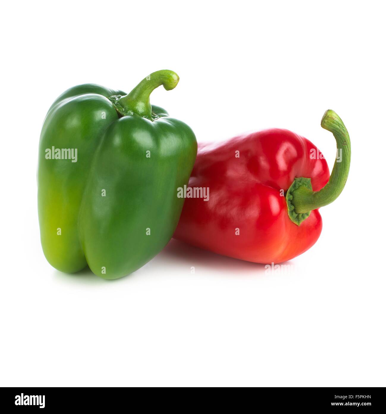 Rote und grüne Paprika vor einem weißen Hintergrund. Stockfoto