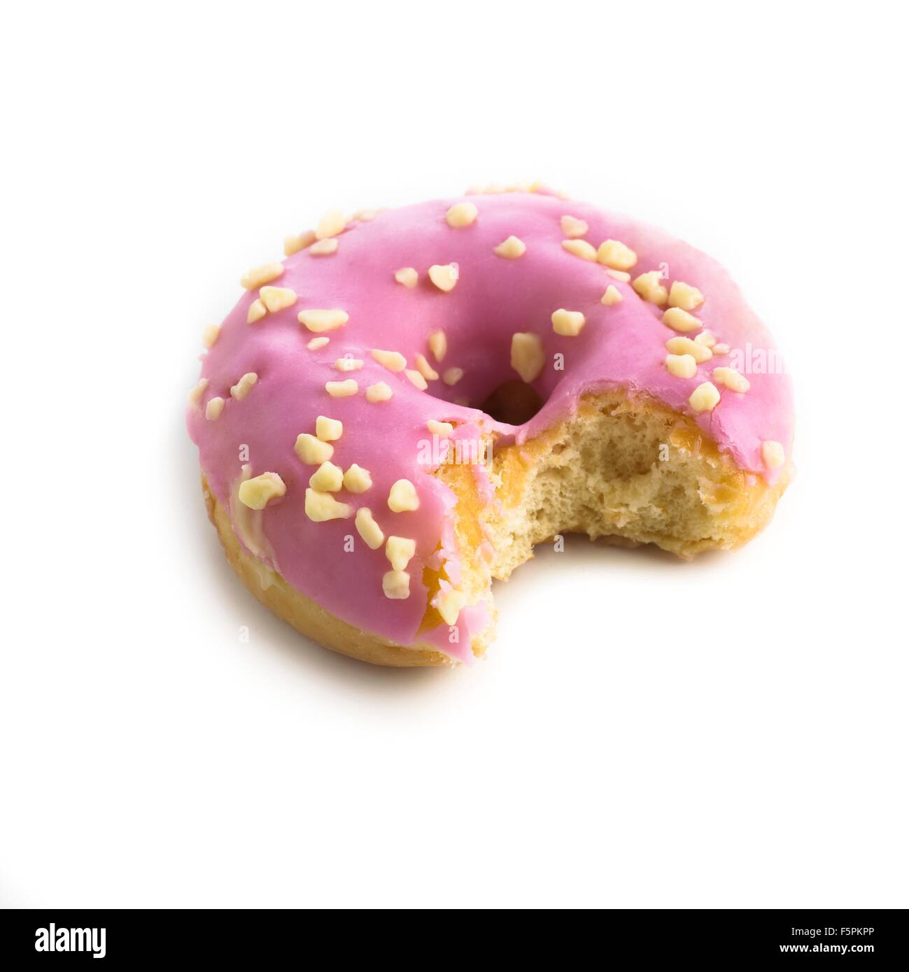 Rosa Donut mit einem fehlenden Biss vor einem weißen Hintergrund. Stockfoto