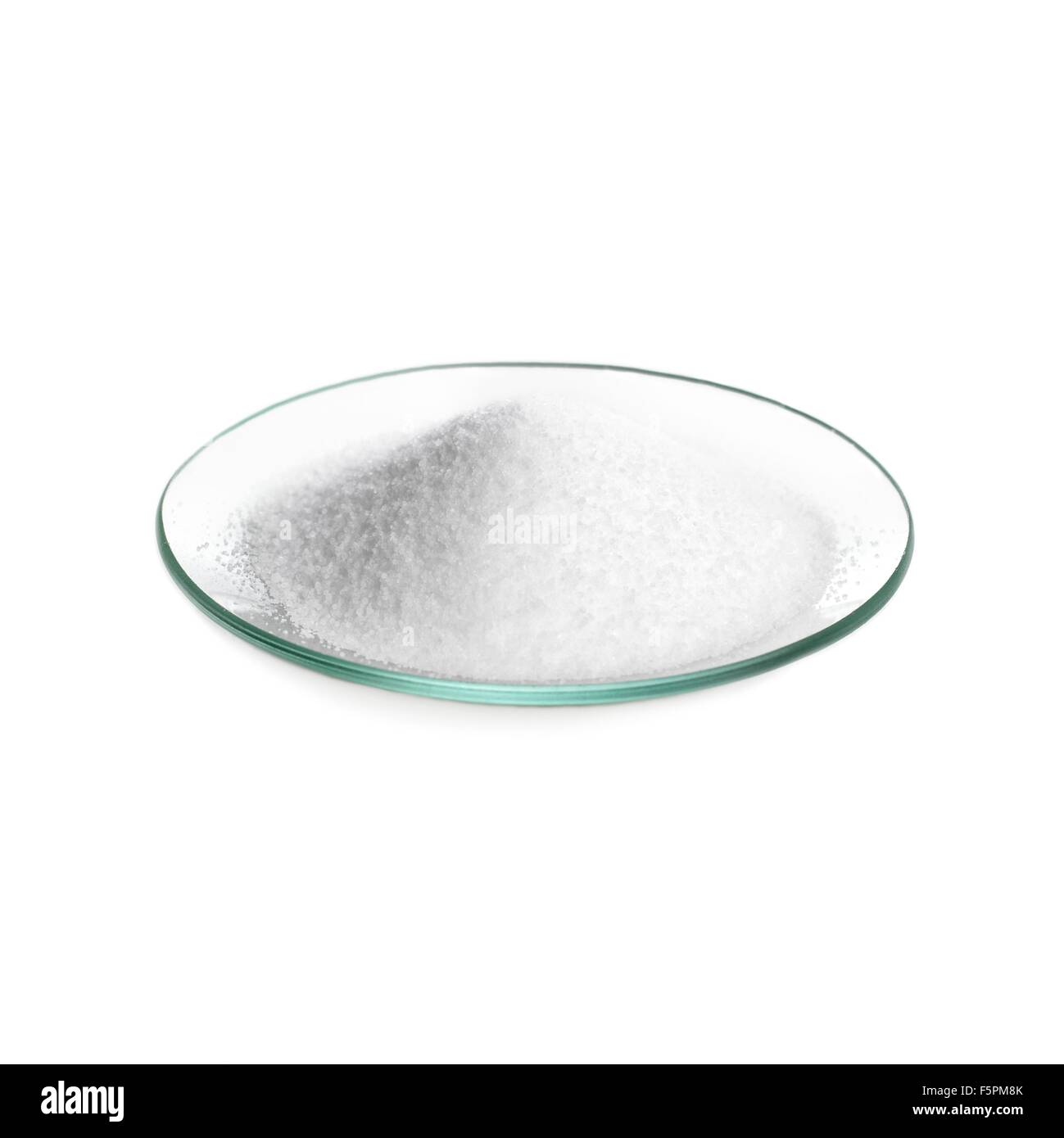 Salz in einer Schüssel vor einem weißen Hintergrund. Stockfoto