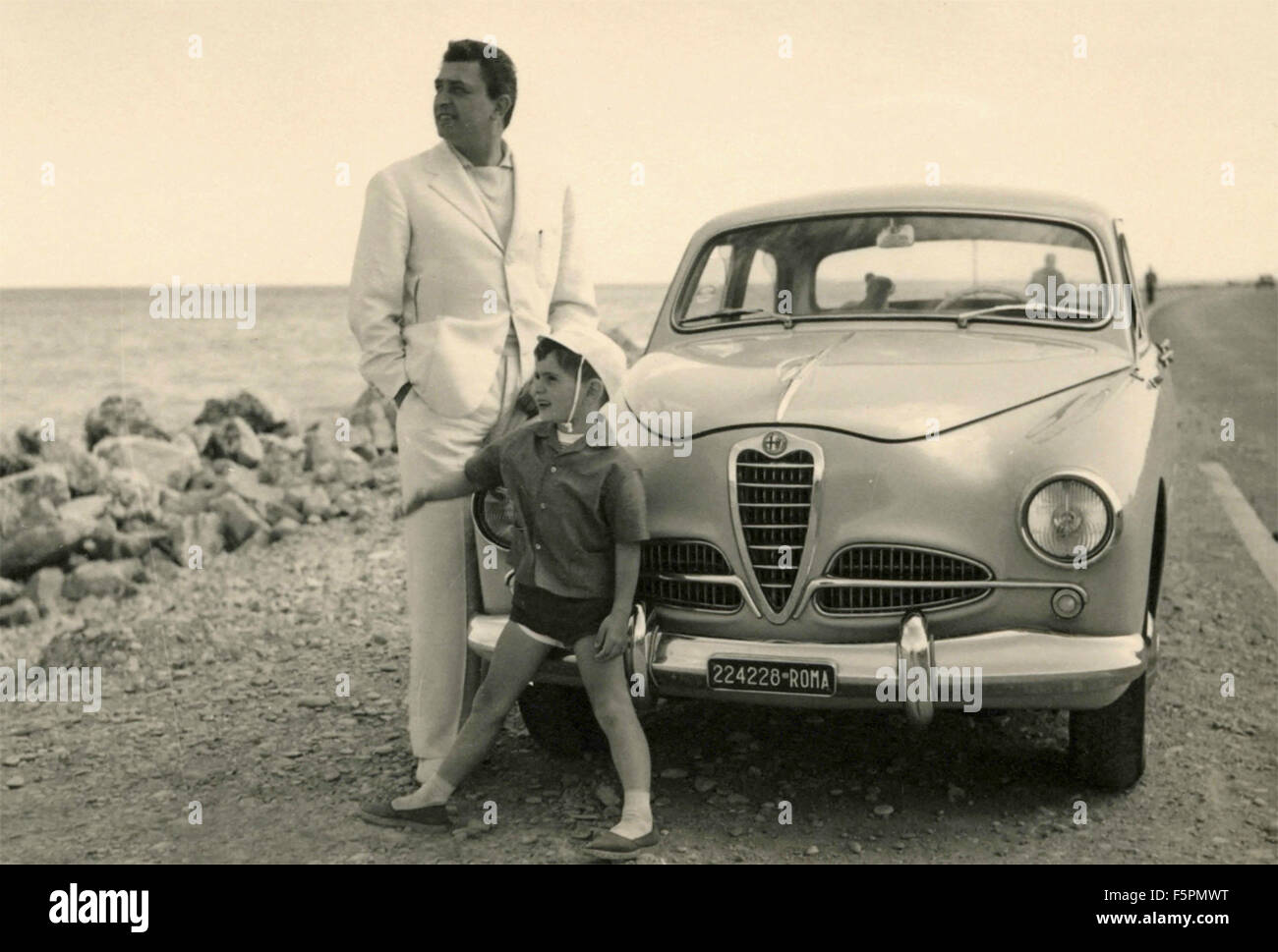 Vater und Sohn neben einem Auto Alfa Romeo 1900 Stockfoto