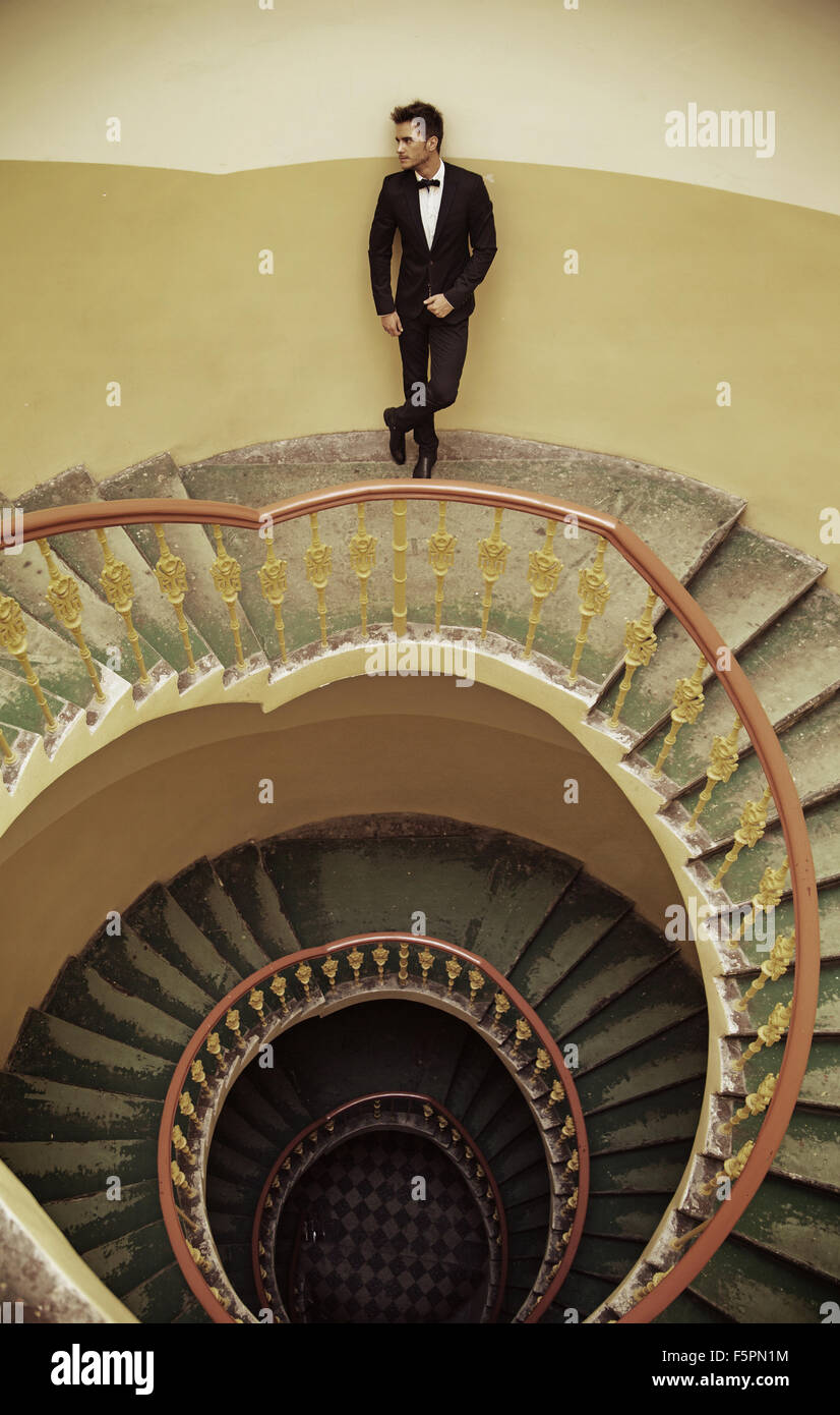 Schöner eleganter Mann stehend auf die altmodische Treppe Stockfoto