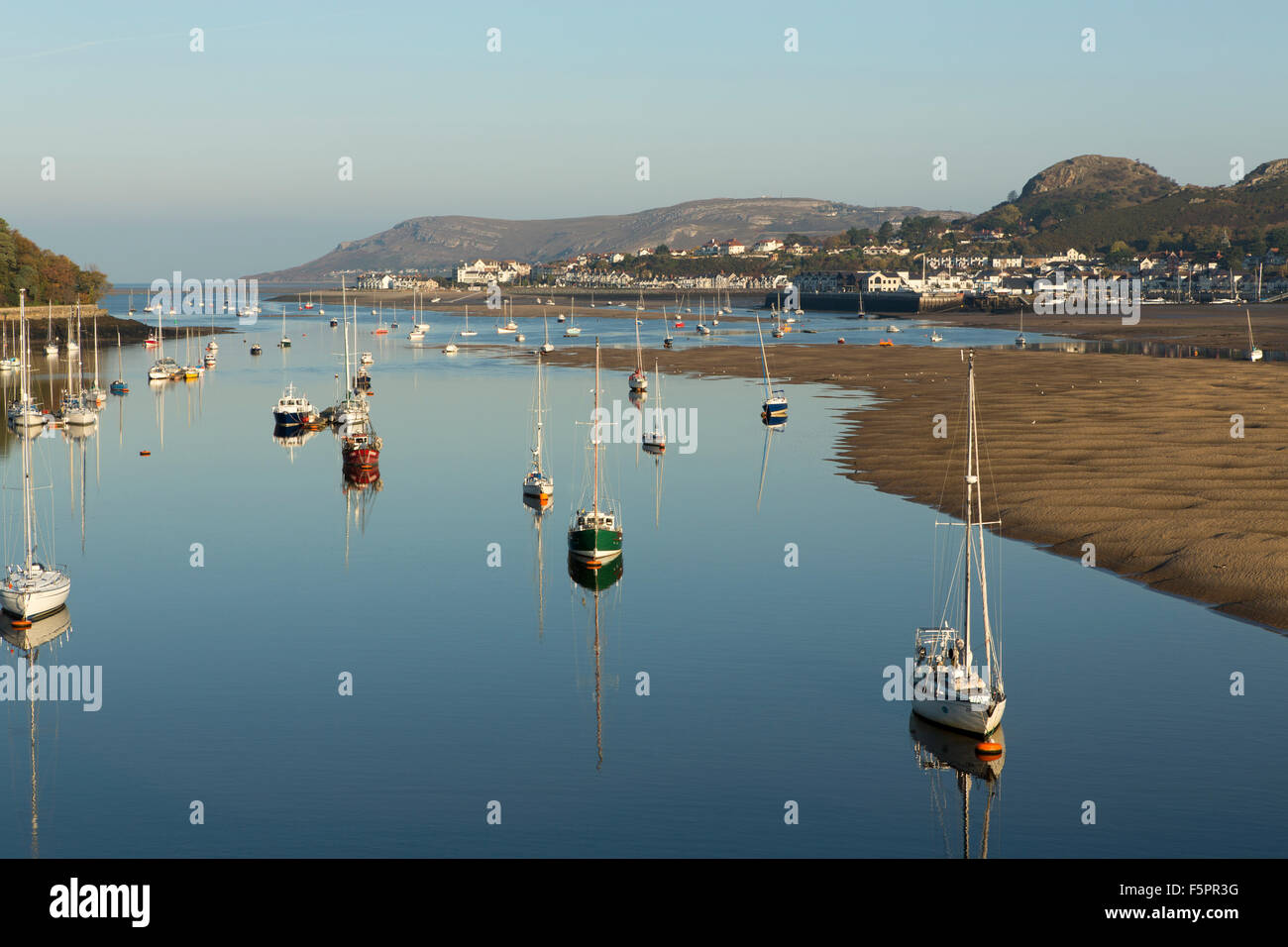 Sandbänken an der Mündung des Flusses Conway in Nord-Wales. Friedliche Aussicht mit Yachten ankern in der ruhigen Flussmündung. Stockfoto