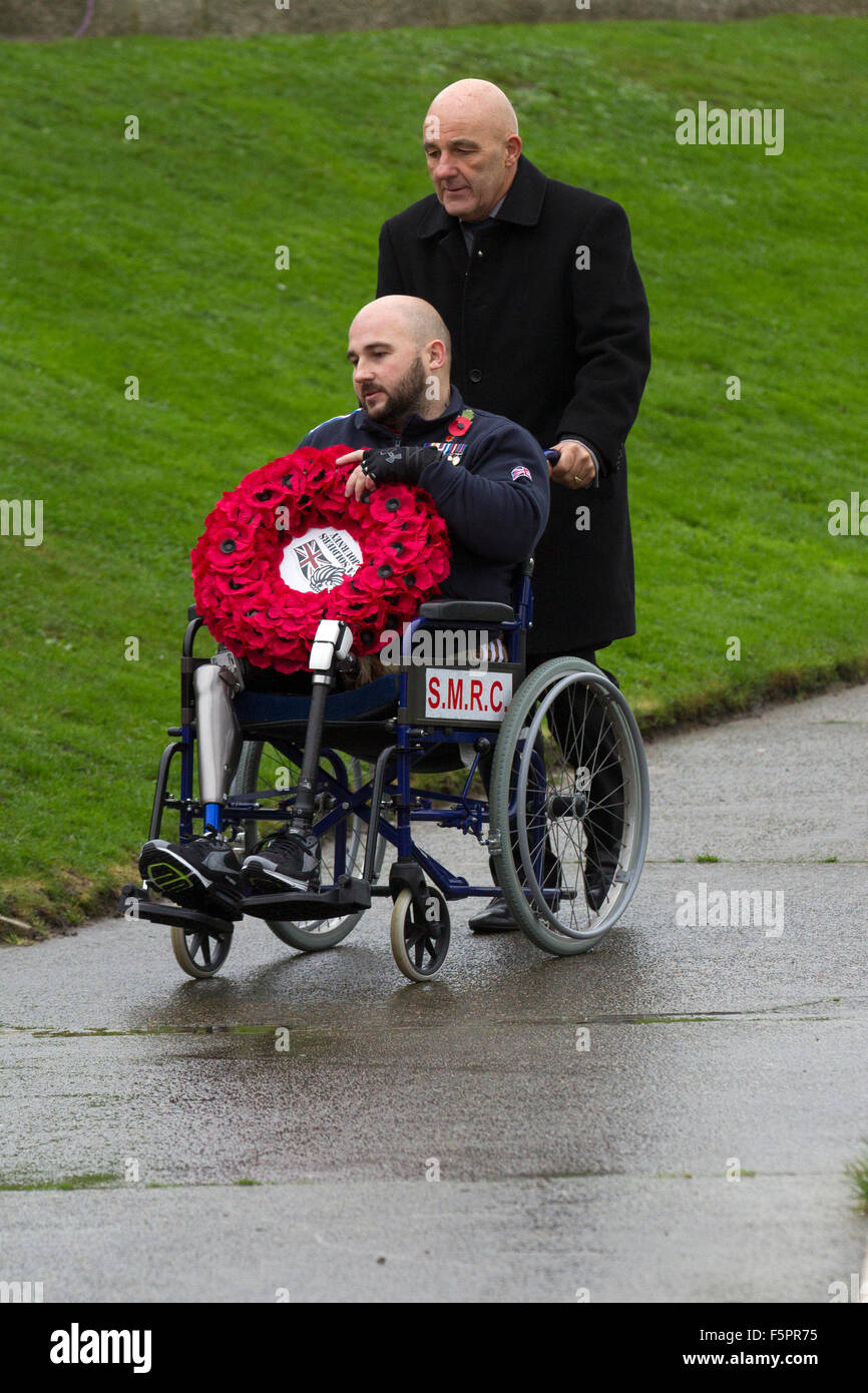 Rollstuhlfahrer bei Blackpool, Lancashire, UK 8. November 2015. Erinnerung Sonntag Parade. Seine Beine waren in Afghanistan geblasen, aber Rick Clement seinen Rollstuhl hinter einem Kranz auf Erinnerung Sonntag vor fünf Jahren zu legen eine Explosion fast cut Rick Clement in der Hälfte. Heute ist die ehemalige Armee Sergeant getrotzt medizinische Erwartung und ging einen Kranz, Trauerfeier seiner Heimatstadt zu legen. Stockfoto