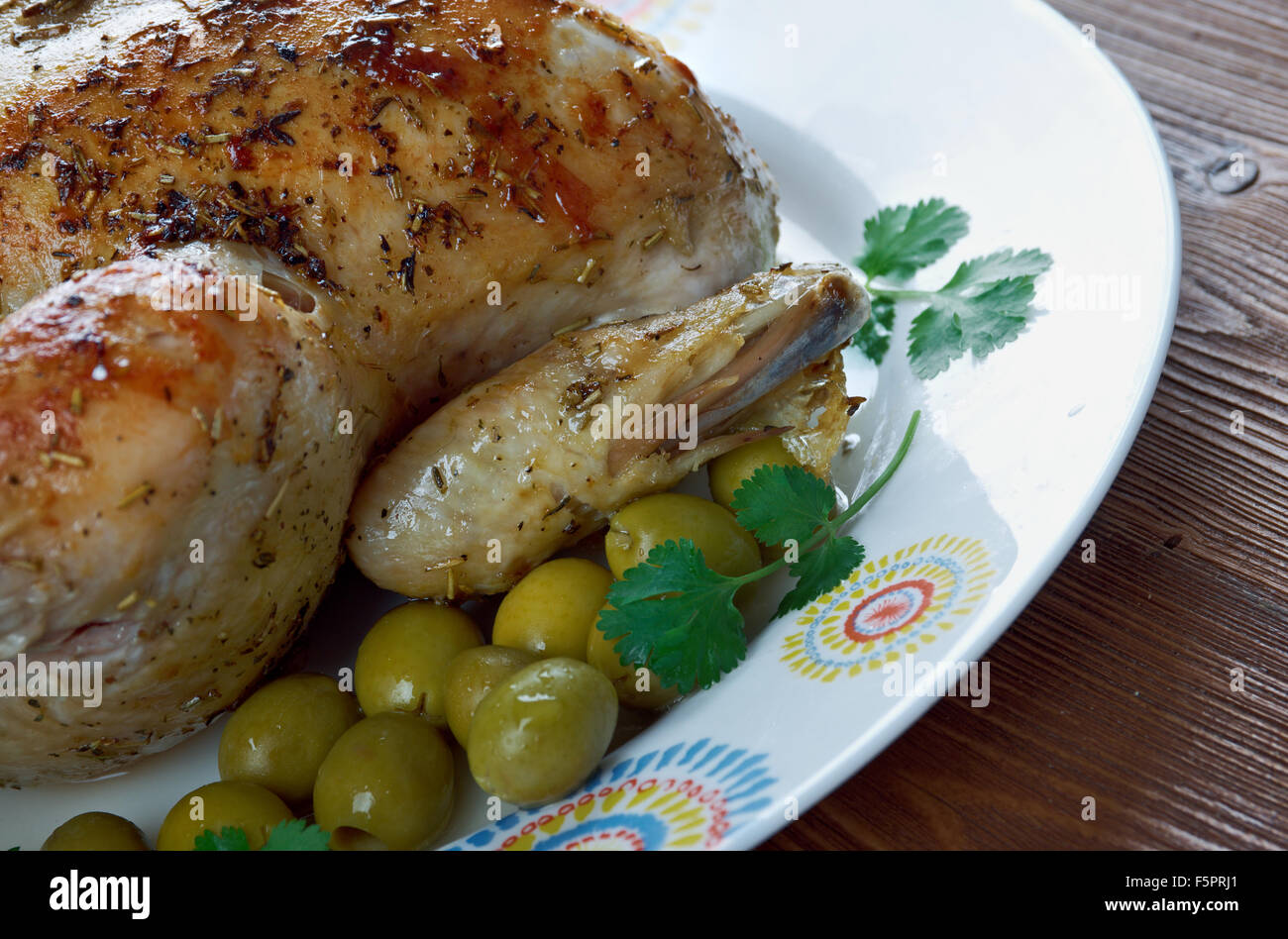 Poulet Garni - gebratenes Huhn mit Kräutern. Französische Küche Stockfoto