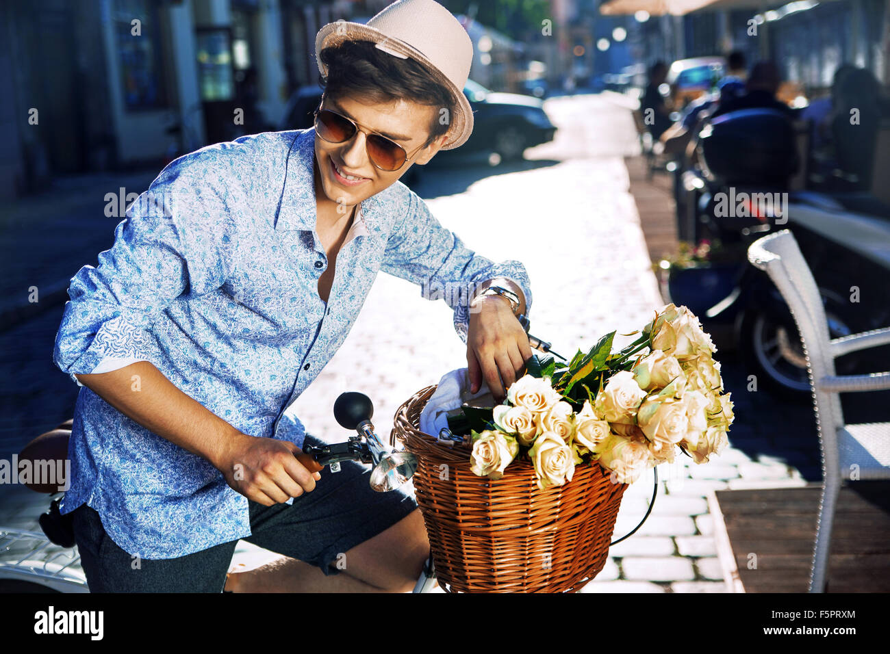 Hübscher junger Kerl mit einem stylischen bike Stockfoto