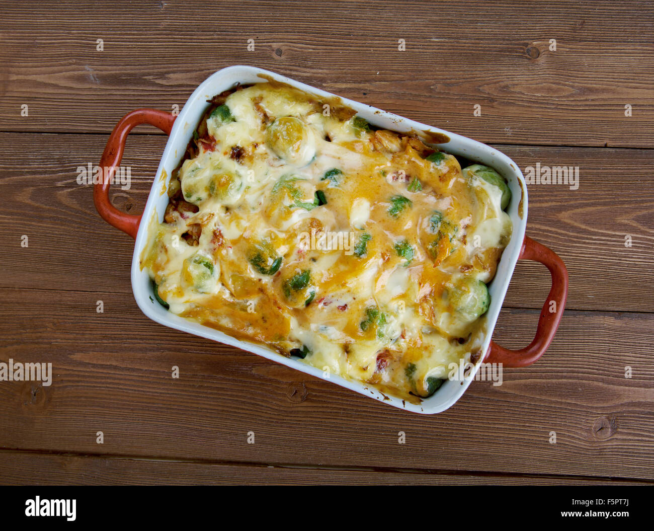 Hausgemachte Chicken Divan - Hähnchen-Auflauf mit Mandeln und Mornay Sauce serviert.  Amerikanische Küche Stockfoto