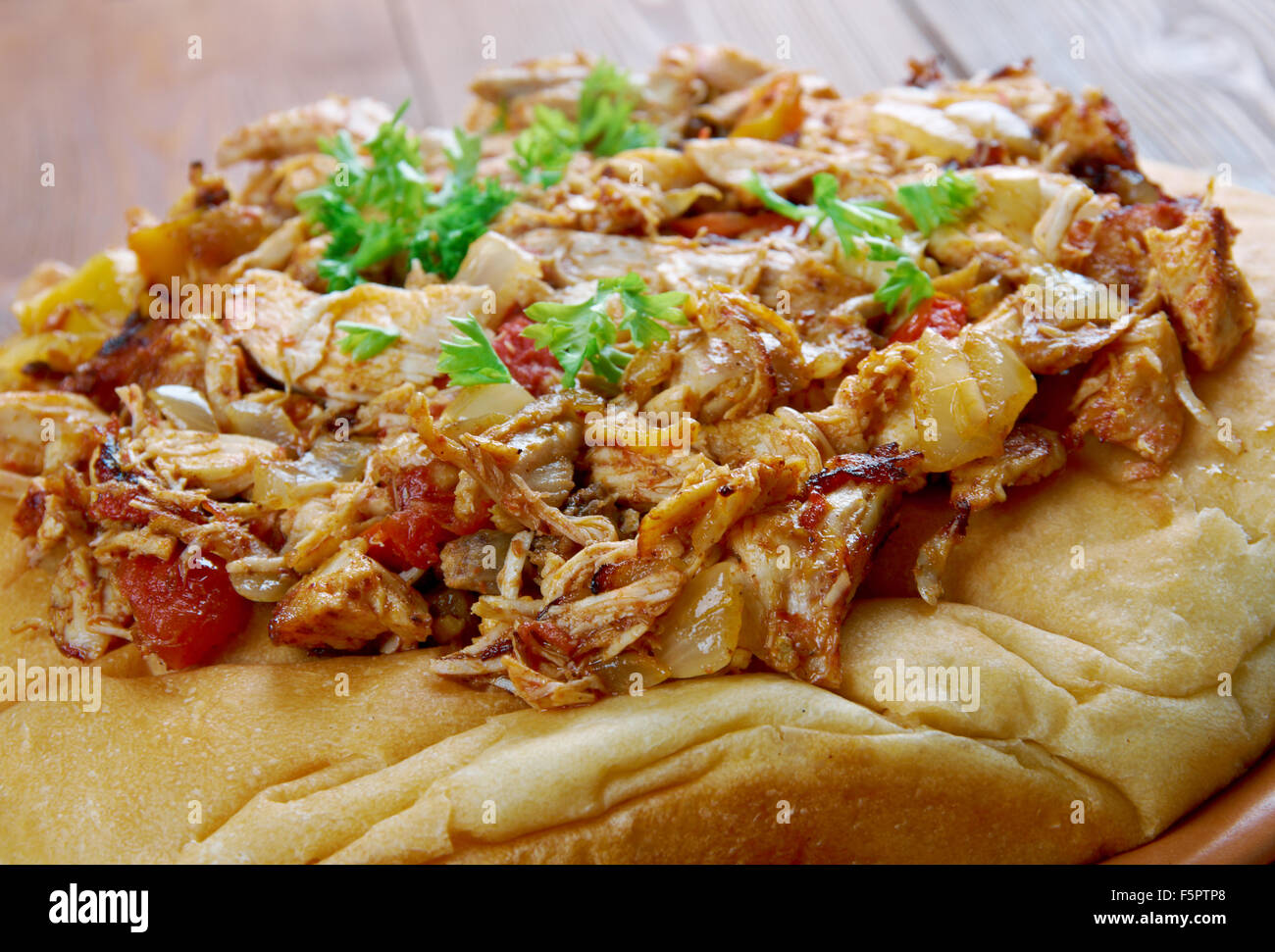 Musakhan - palästinensische und jordanische dish.roasted Huhn gebacken mit Sumach, Piment, Zwiebeln, Safran, serviert auf Taboon Brot Stockfoto