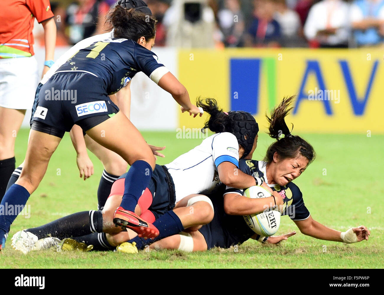 Hong Kong. 8. November 2015. Aya Takeuchi (1. R) von Japan in Angriff genommen wird von einem Spieler von Kasachstan während der Frauen Finale der 2015 Asien Rugby Sevens Qualifier in Süd-China-Hongkong, 8. November 2015. Japan beanspruchte den Titel der Veranstaltung nach dem Sieg gegen Kasachstan 22-0. Bildnachweis: Lo Ping Fai/Xinhua/Alamy Live News Stockfoto