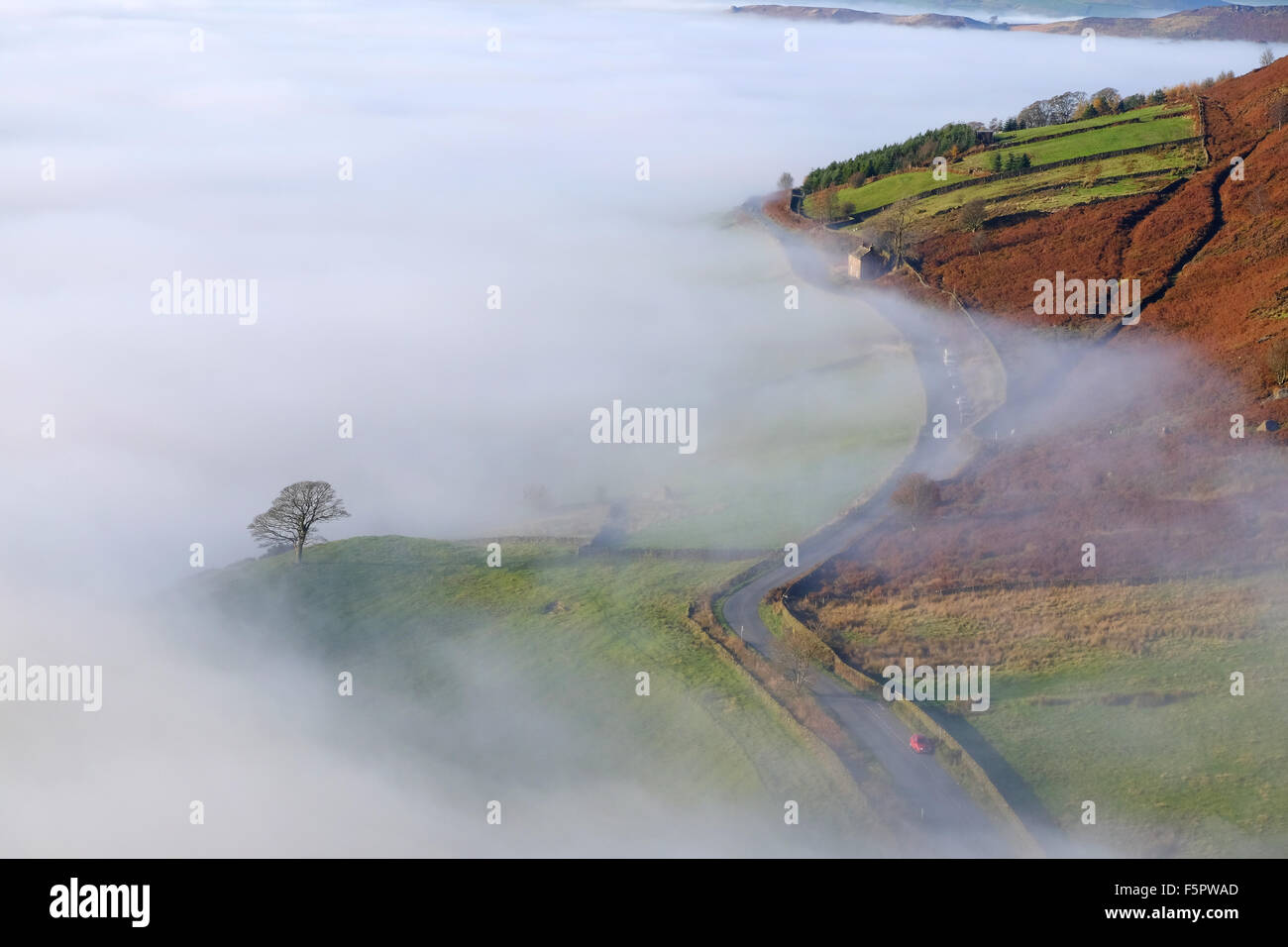 Nebel über Felder Rollen in The Peak District National Park, Großbritannien Stockfoto