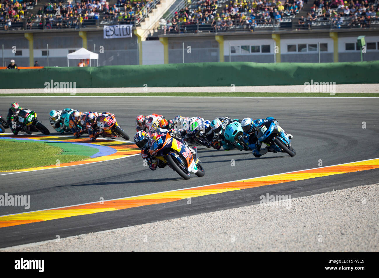 Cheste, Valencia, Spanien. 8. November 2015. Moto3 Grand Prix Motul Comunitat Valenciana. Miguel Oliveira (POR), Red Bull KTM Ajo Fahrer in Aktion während des Rennens der Moto3 in der Grand Prix-Motul Comunitat Valenciana aus der Circuito de Cheste. Bildnachweis: Action Plus Sport Bilder/Alamy Live News Stockfoto