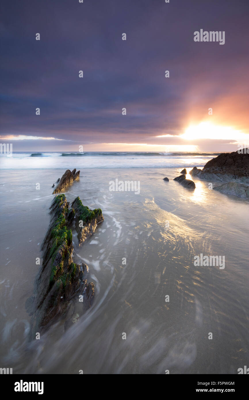 Sonnenuntergang und zurückweichenden Flut an Freathy Strand Whitsand Bay Cornwall UK Stockfoto