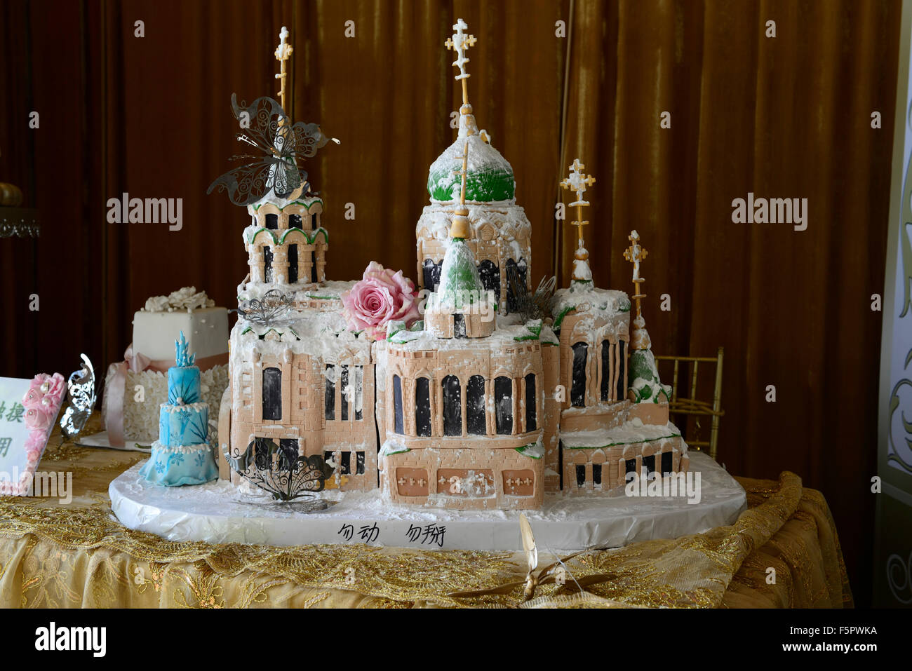 Aufwendige Hochzeitstorte orthodoxe religiöse Gebäude Kirche Kathedrale genießbare Lebensmittel Feier feiern Harbin China RM World Stockfoto