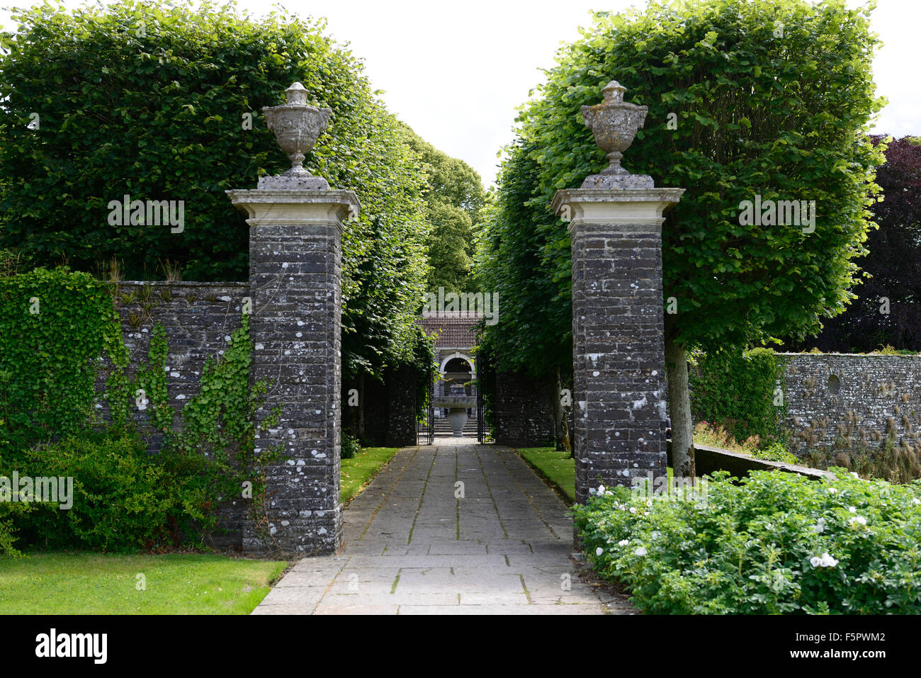 Verfing Kalk Spaziergang Heywood Gärten Garten formale entworfen Architekt Sir Edwin Lutyens Ballinakill Laois, Irland Stockfoto