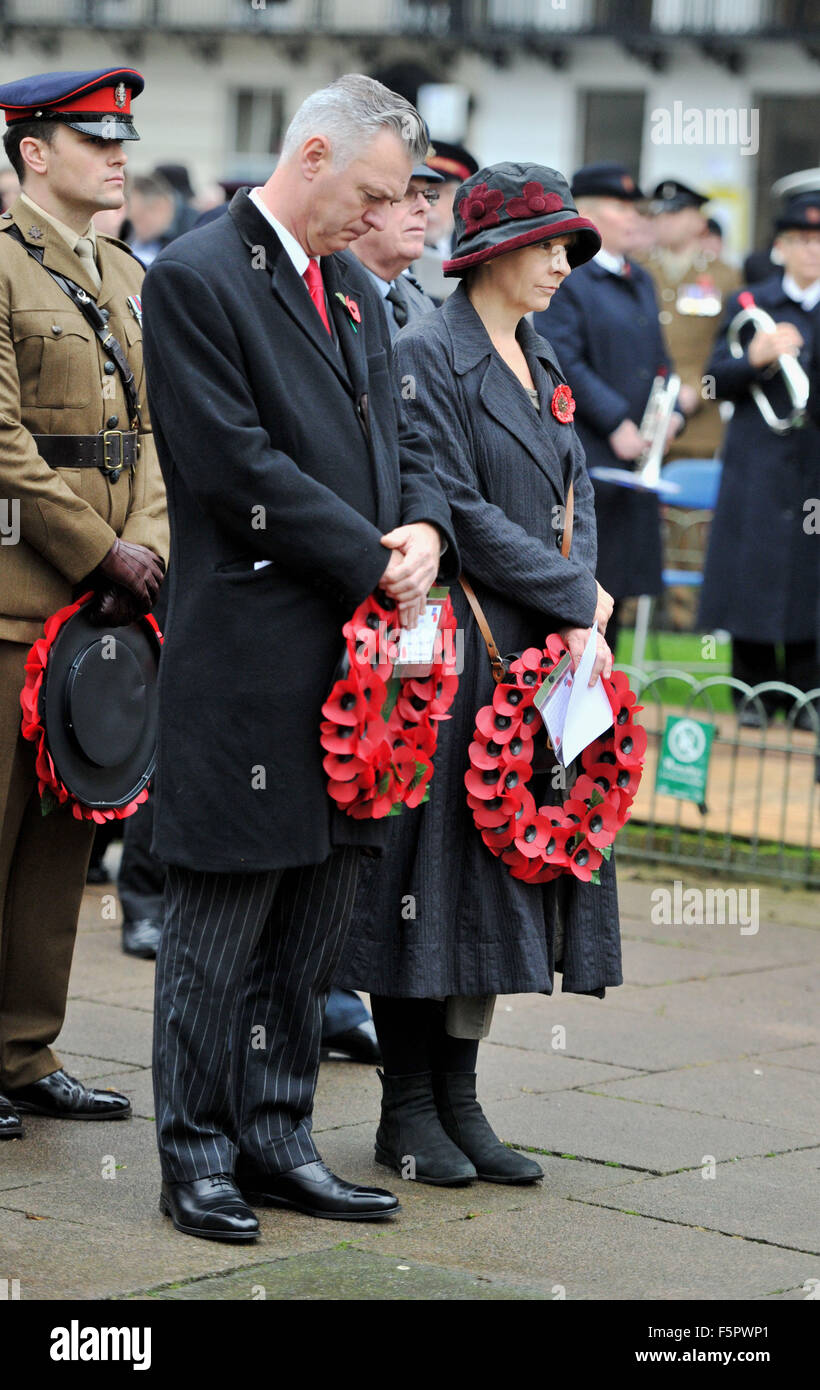 Brighton, UK. 8. November 2015. Caroline Lucas die grünen MP für Brighton Pavillon neben Simon Kirby hielt die konservative Wartungstafel für Brighton Kemptown an der Stadt von Brighton and Hove ein Akt der Gedenkgottesdienst am Kriegerdenkmal in der alten Steine Fotografieren von Simon Dack/Alamy Live News genommen Stockfoto