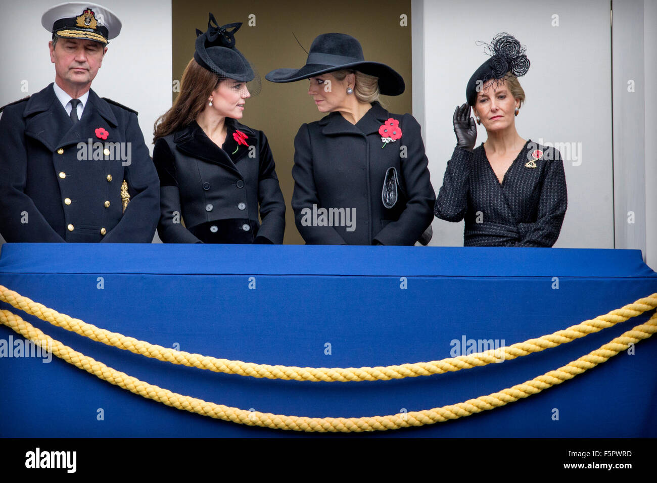 London, UK. 8. November 2015. Großbritanniens Catherine Herzogin von Cambridge (2. L) steht neben Königin Maxima der Niederlande (2. R), Sophie, Herzogin von Wessex und Vizeadmiral Sir Timothy Laurence an der Erinnerung Sonntag Zeremonie am Cenotaph in London, Großbritannien, 08 November2015. Großbritannien beobachtet den jährlichen Gedenktag am 08 November, im Gedenken an die Kriegstoten. Foto: Dpa/Patrick van Katwijk/Alamy Live News Stockfoto