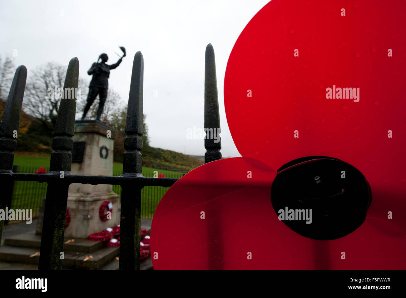 Aberfan, UK, 8. November 2015. Das Denkmal im Dorf erinnert an die gefallenen im zweiten Weltkrieg. Aberfan erlitt es eigenen tragischen Katastrophe im Jahr 1966, als ein Kohle-Tipp eine Grundschule und eine Reihe Reihenhäuser verschlungen. Bildnachweis: roger tiley/Alamy Live-Nachrichten Stockfoto