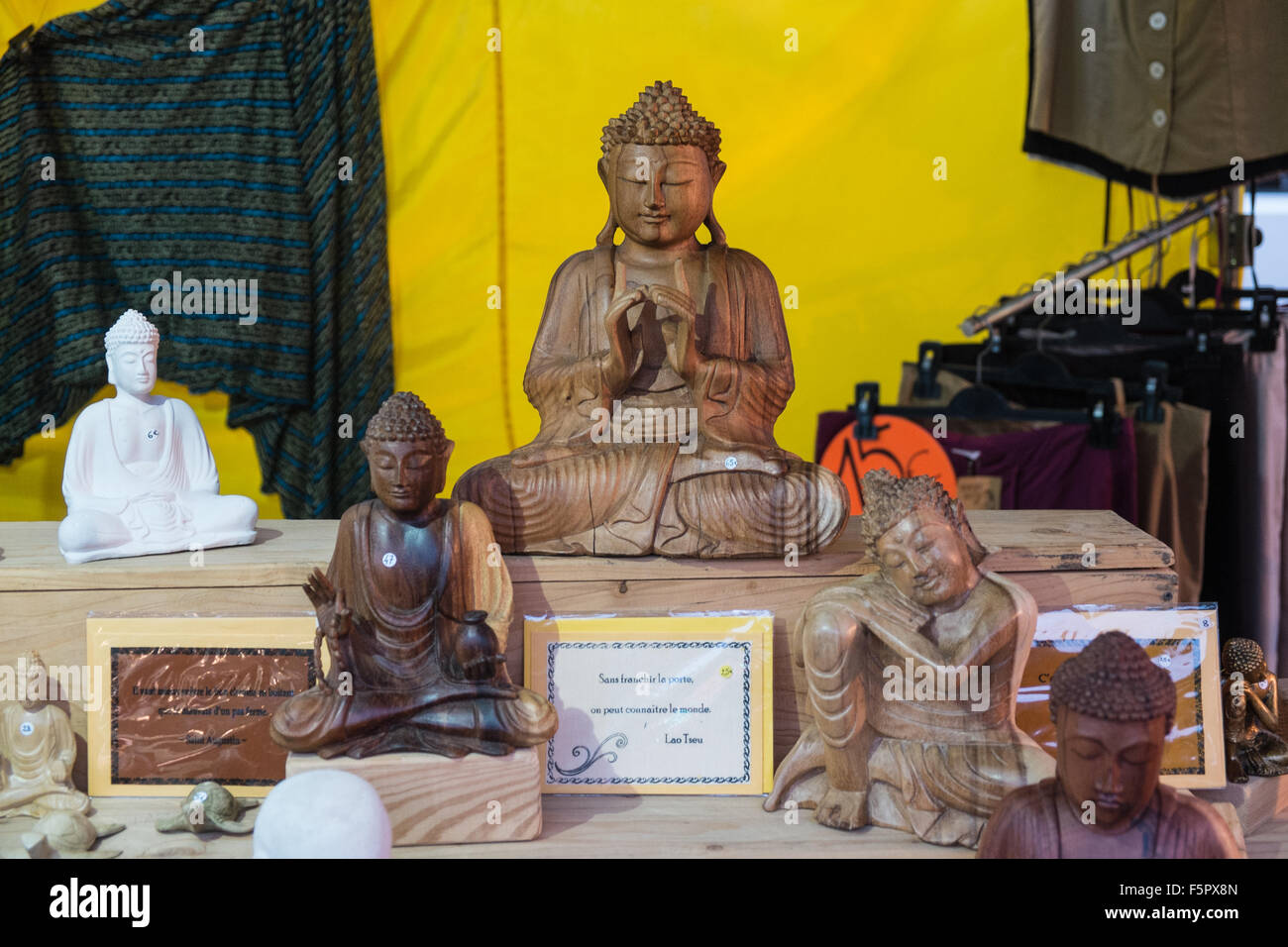 Buddha, Bilder, Statuen, im Verkauf bei Abschaltdruck am Esperaza Nachtmarkt, Aude, Südfrankreich. Stockfoto