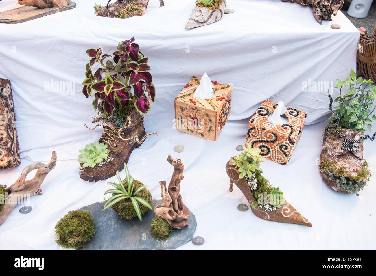 Kunstarbeiten recycelt, wiederverwendet, Schuhe, Stiefel, zum Verkauf an Stand am Esperaza Nachtmarkt, Aude, Südfrankreich.Französisch, Stil, stilvoll, Stockfoto
