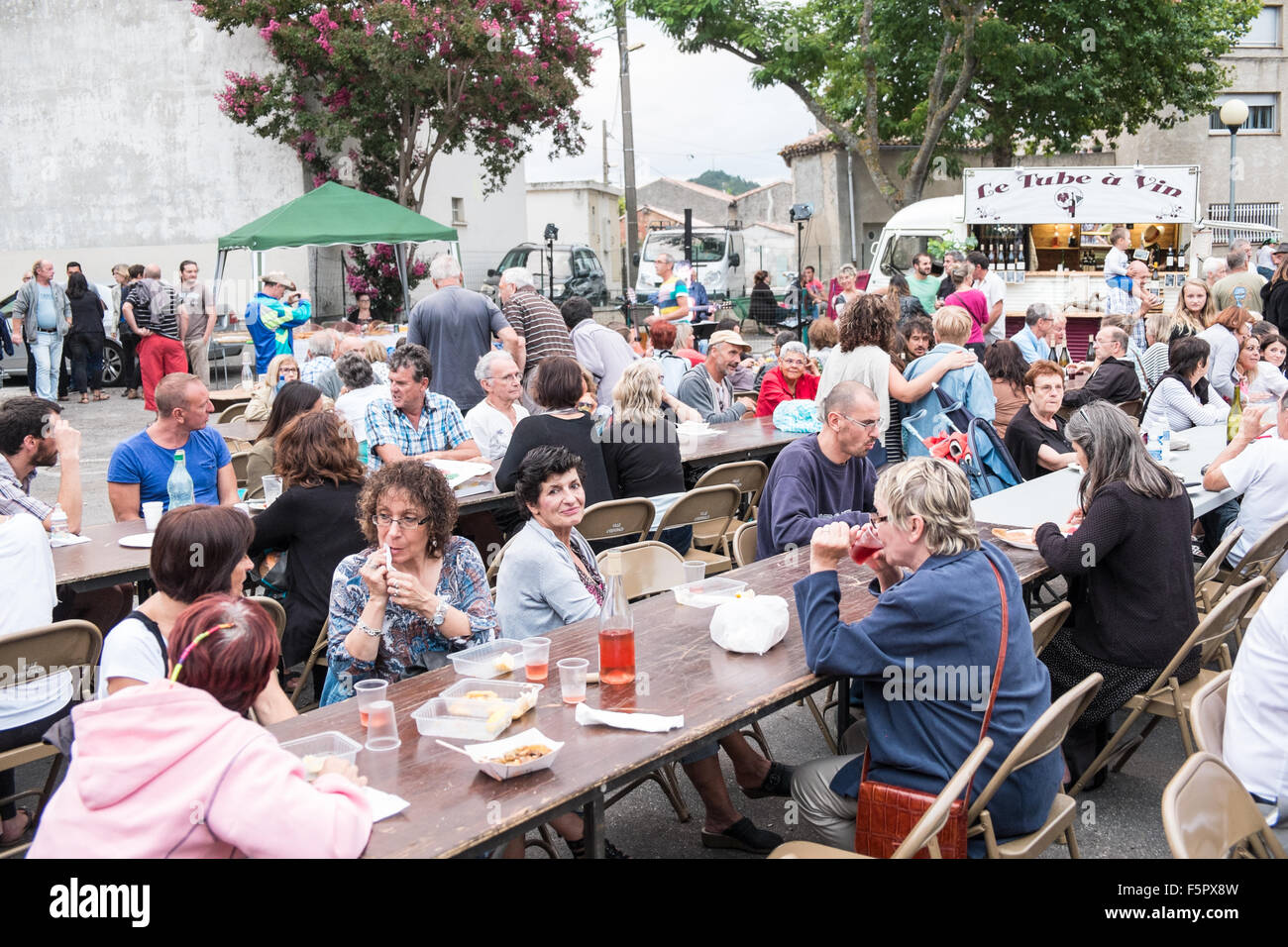 Die Einheimischen an Tischen bei Esperaza Night Market, Aude, Südfrankreich. Stockfoto