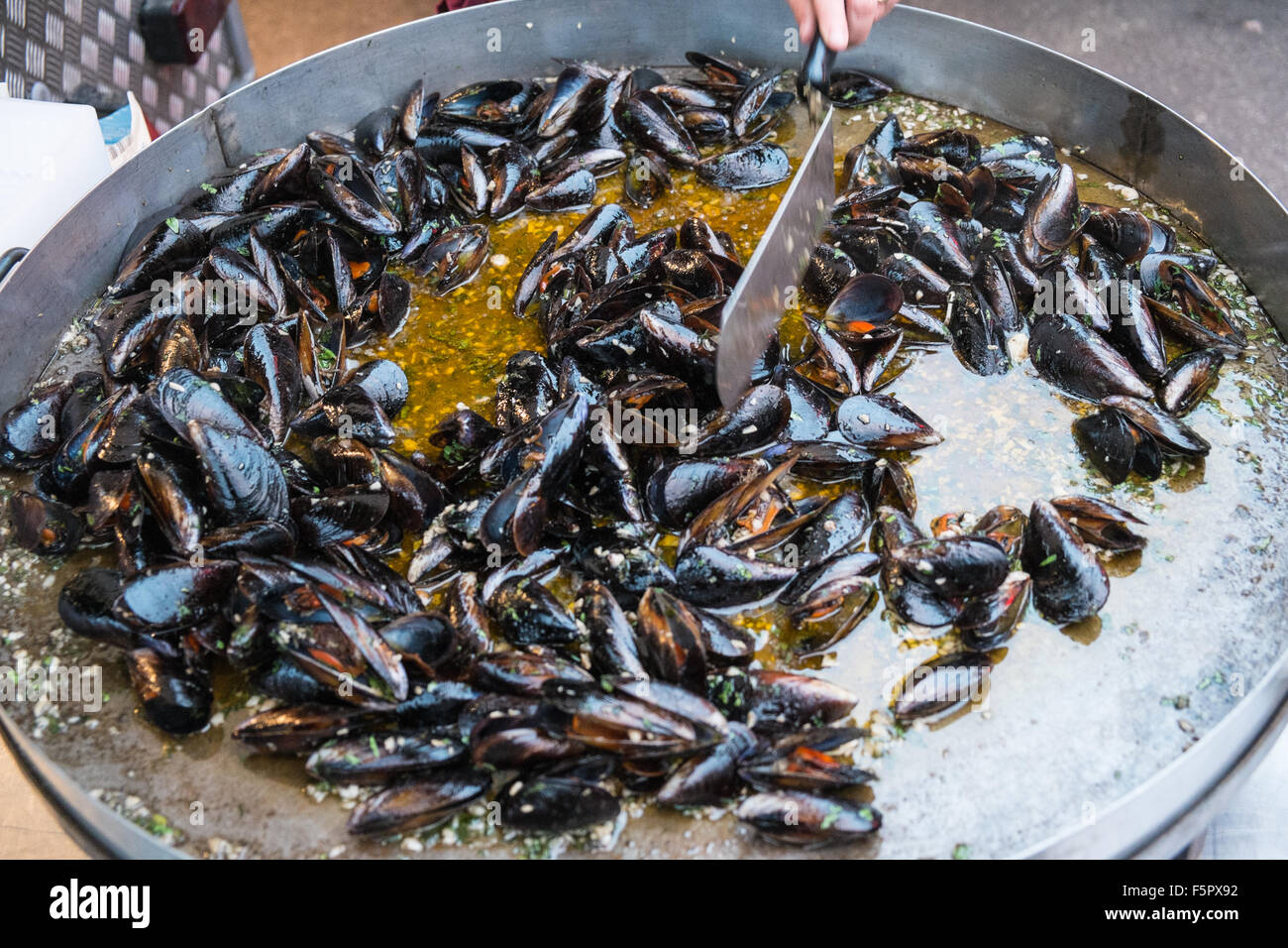 Muscheln gekocht, französische Delikatesse am Stall in Esperaza Night Market, Aude, Südfrankreich. Stockfoto