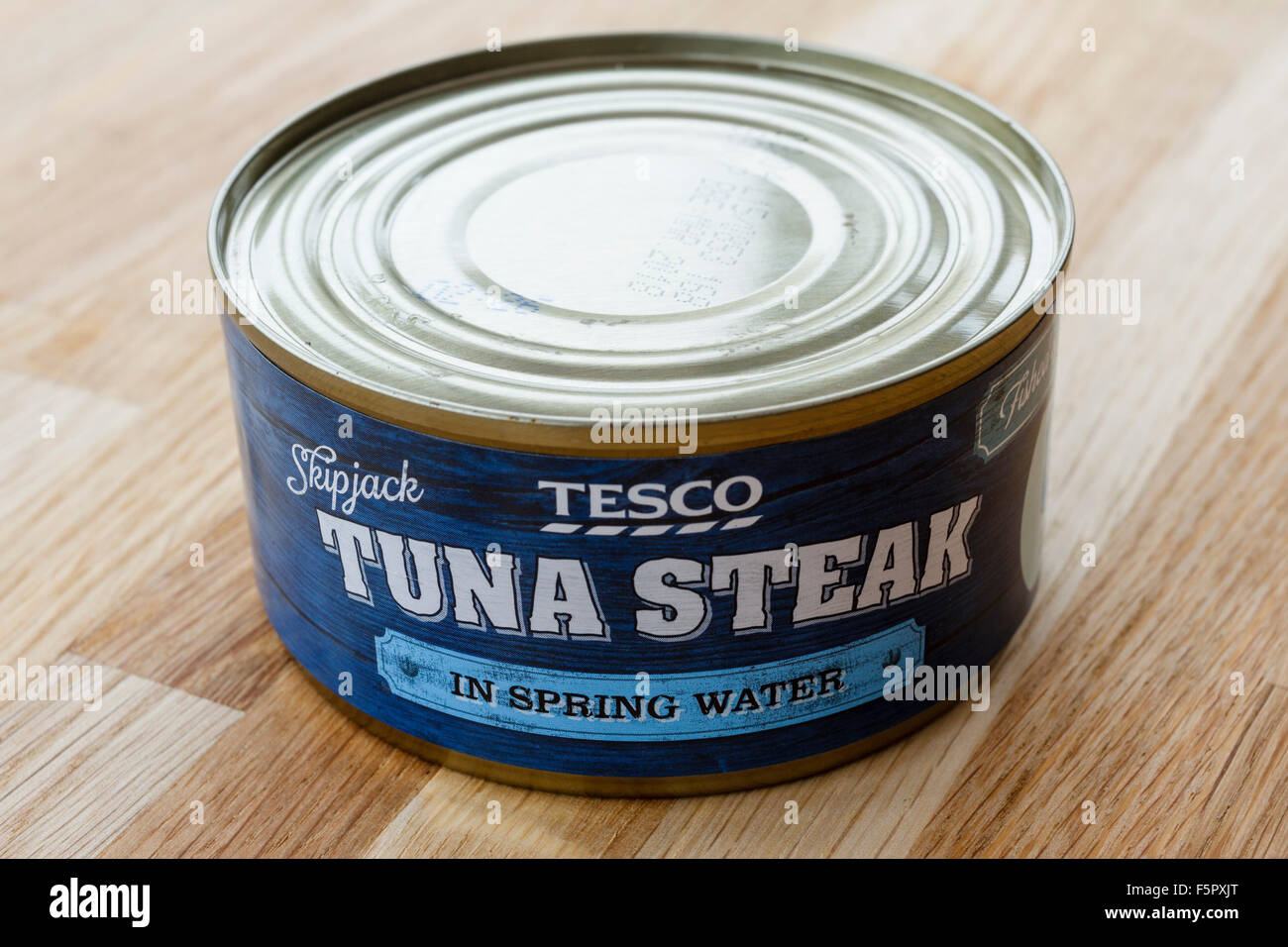 Dose Tesco Thunfischsteak in der Dose im Quellwasser Stockfoto