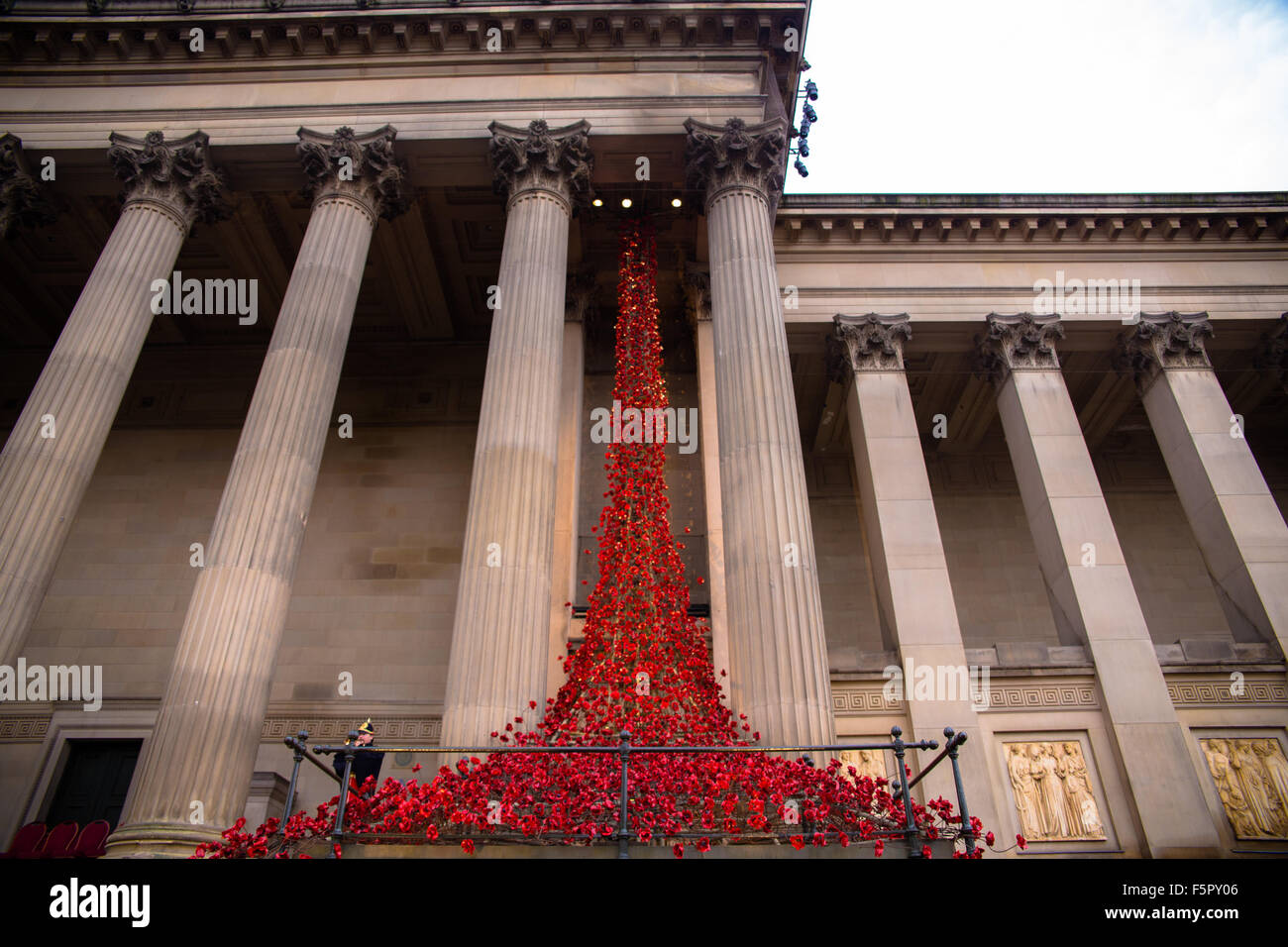 Liverpool, Vereinigtes Königreich. 8. November 2014. Das weinende Fenster in Liverpool St Georges Hall. Erstellt von Künstlern wie Paul Cummins und Tom Piper, ist es ein kleiner Teil des Kunstwerks Tower of London, die 100 Jahre seit dem Beginn des ersten Weltkrieges geprägt und zog mehr als 5 Millionen Besucher letztes Jahr. Bildnachweis: Martin Gewässer/Alamy Live-Nachrichten Stockfoto