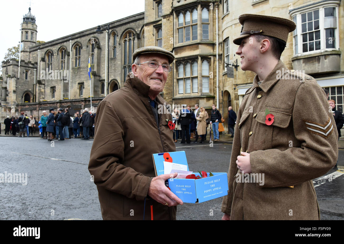 Stamford, UK. 8. November 2015. Junge und alte Parade zusammen an der Stamford Gedenkstätte für Remembrancce Sonntag. Menschenmassen beobachten und zeigen ihren Respekt für die Gefallenen der beiden Weltkriege und Konflikte.  Bildnachweis: Clifford Norton/Alamy Live-Nachrichten Stockfoto