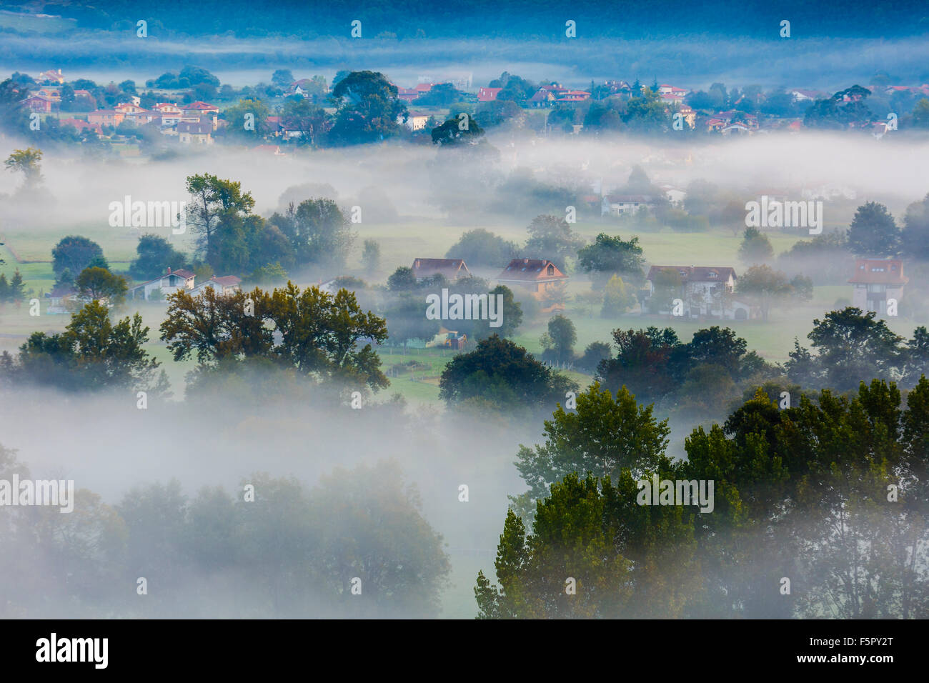 Nebel im Morgengrauen. Liendo Tal. Kantabrien, Spanien, Europa. Stockfoto