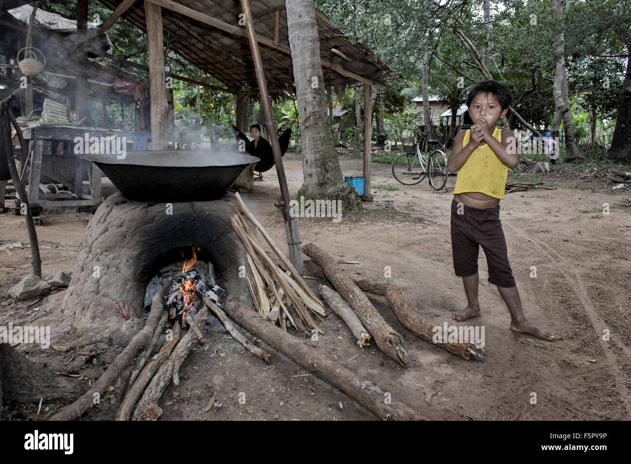 Kambodscha-Kind. Youngster in einem ländlichen Dorf Zuckerproduktion in Siem Reap, Kambodscha S. E. Asien Stockfoto