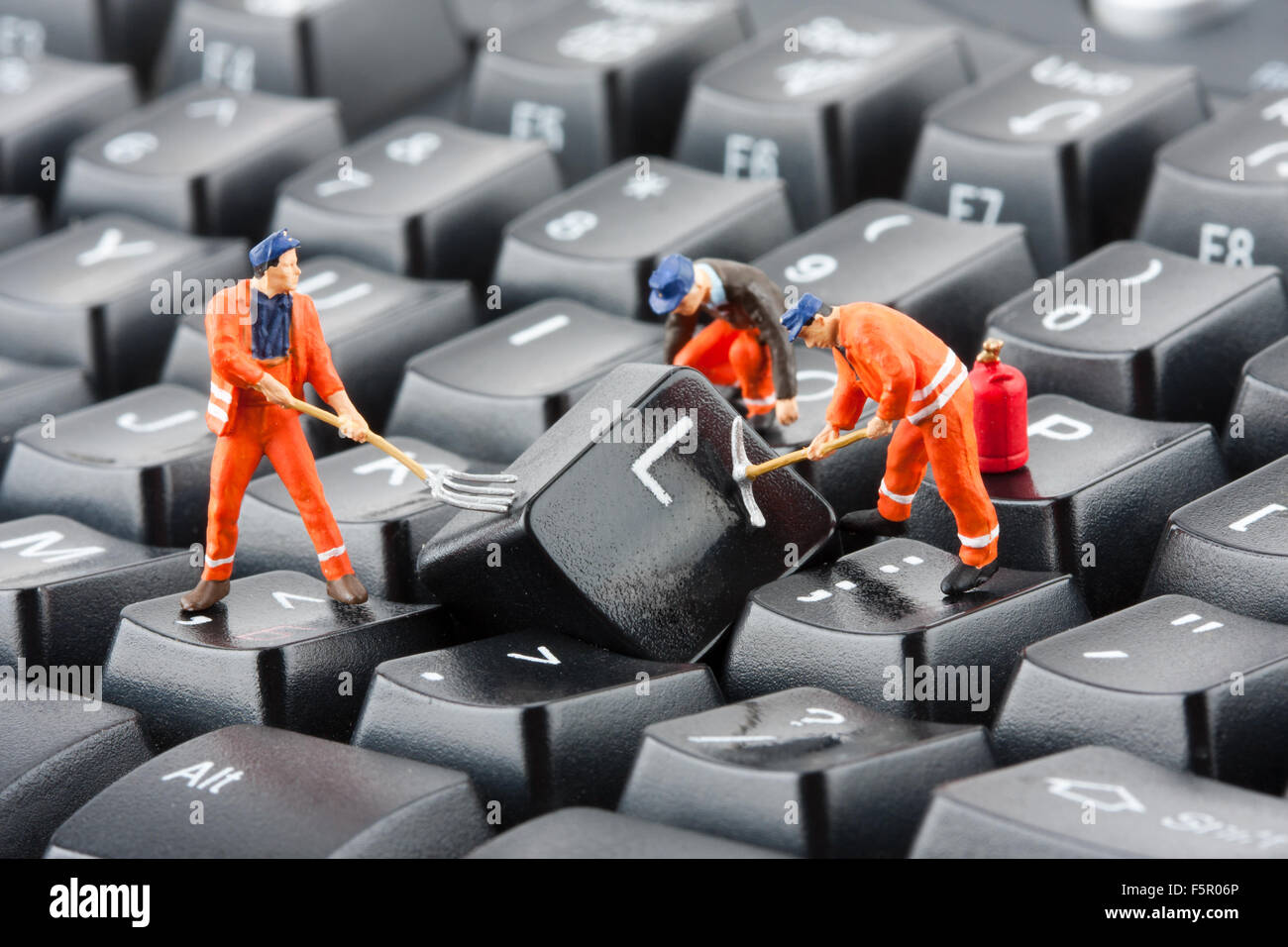 Kleine Figuren von Arbeitern, die Computer-Tastatur Reparatur  Stockfotografie - Alamy