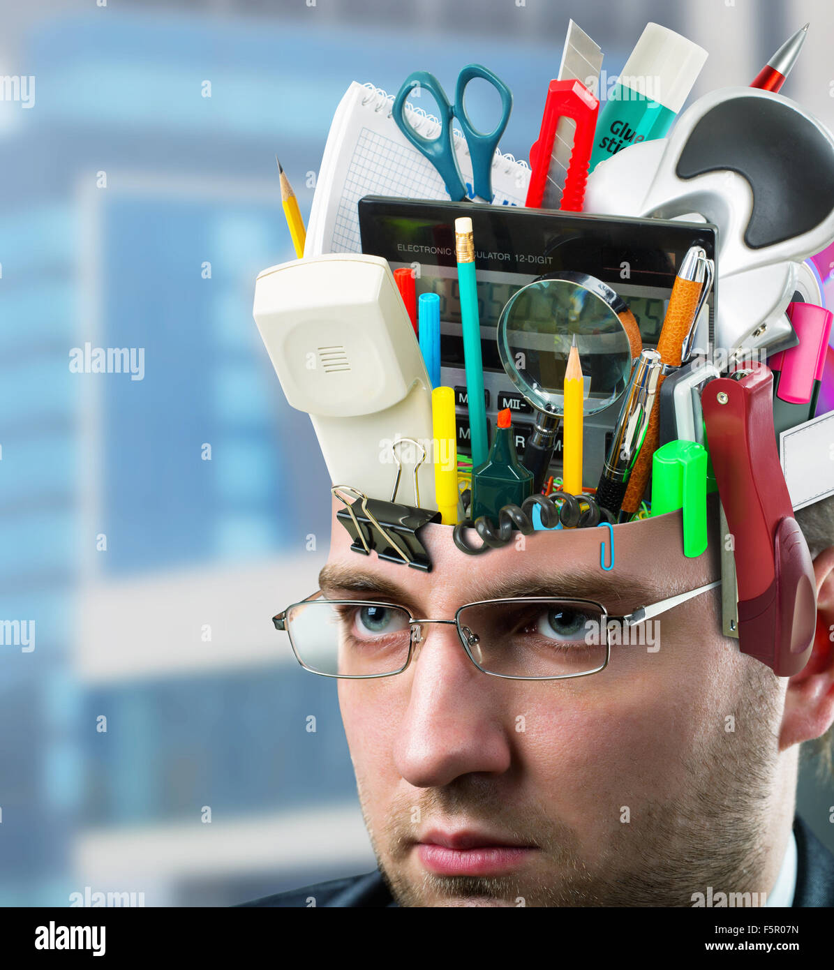 Zuversichtlich Geschäftsmann mit Büro-Accessoires im Kopf Stockfoto
