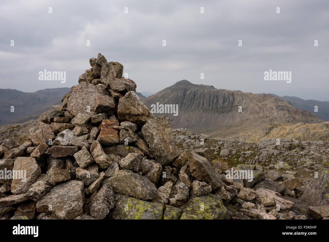 der Gipfel Cairn von Crinkle Crags mit Nordwestgrat in der Ferne Stockfoto