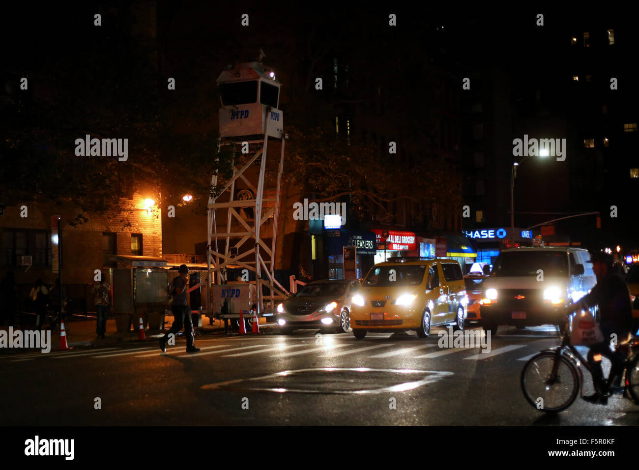 NYPD Skywatch Aussichtsturm in der Nacht in New York, NY. Stockfoto