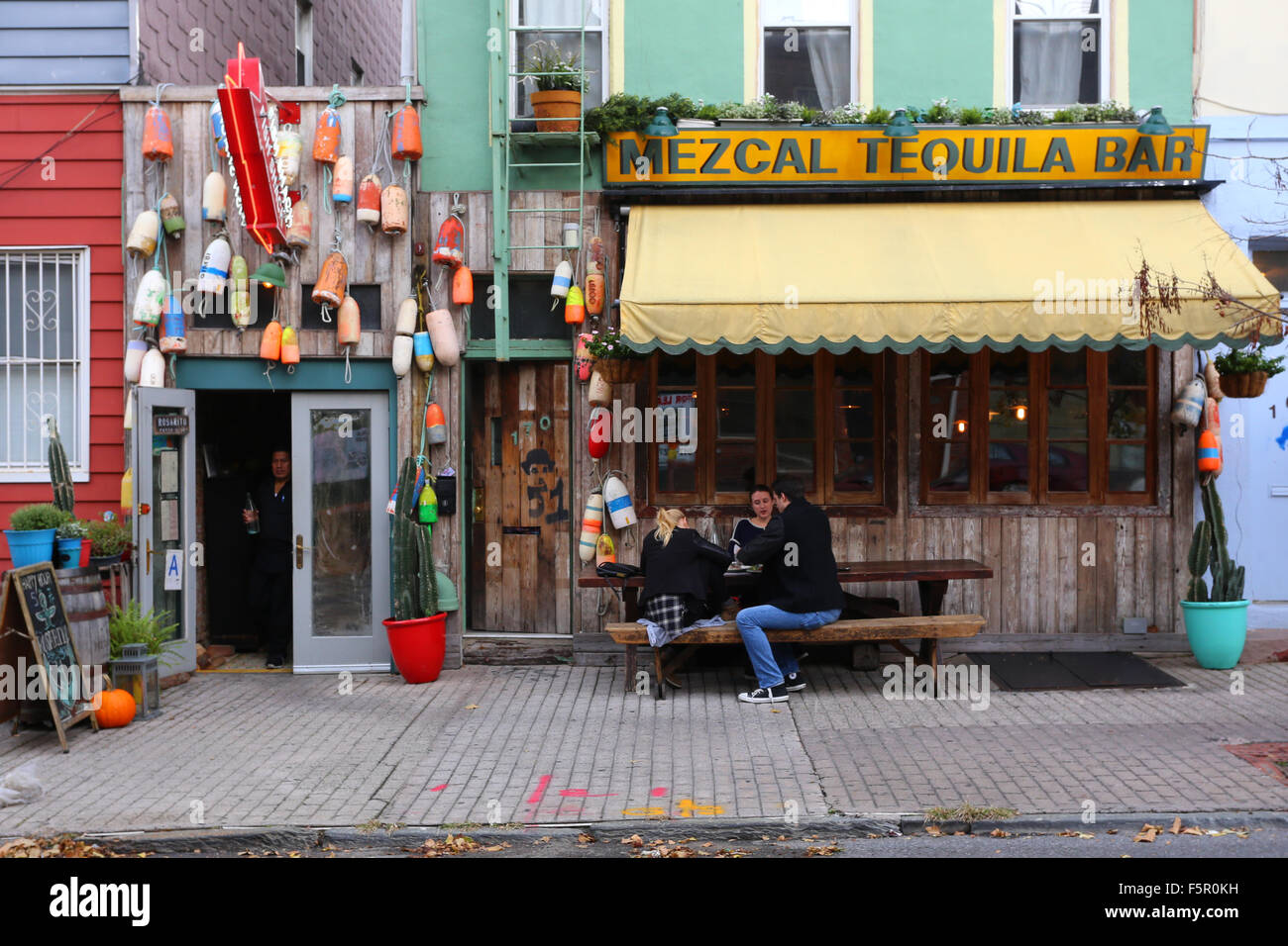[Historisches Schaufenster] Mezcal Tequila Bar, 170 Wythe Ave, Brooklyn, New York. Foto einer Bar in Williamsburg in New York. Stockfoto