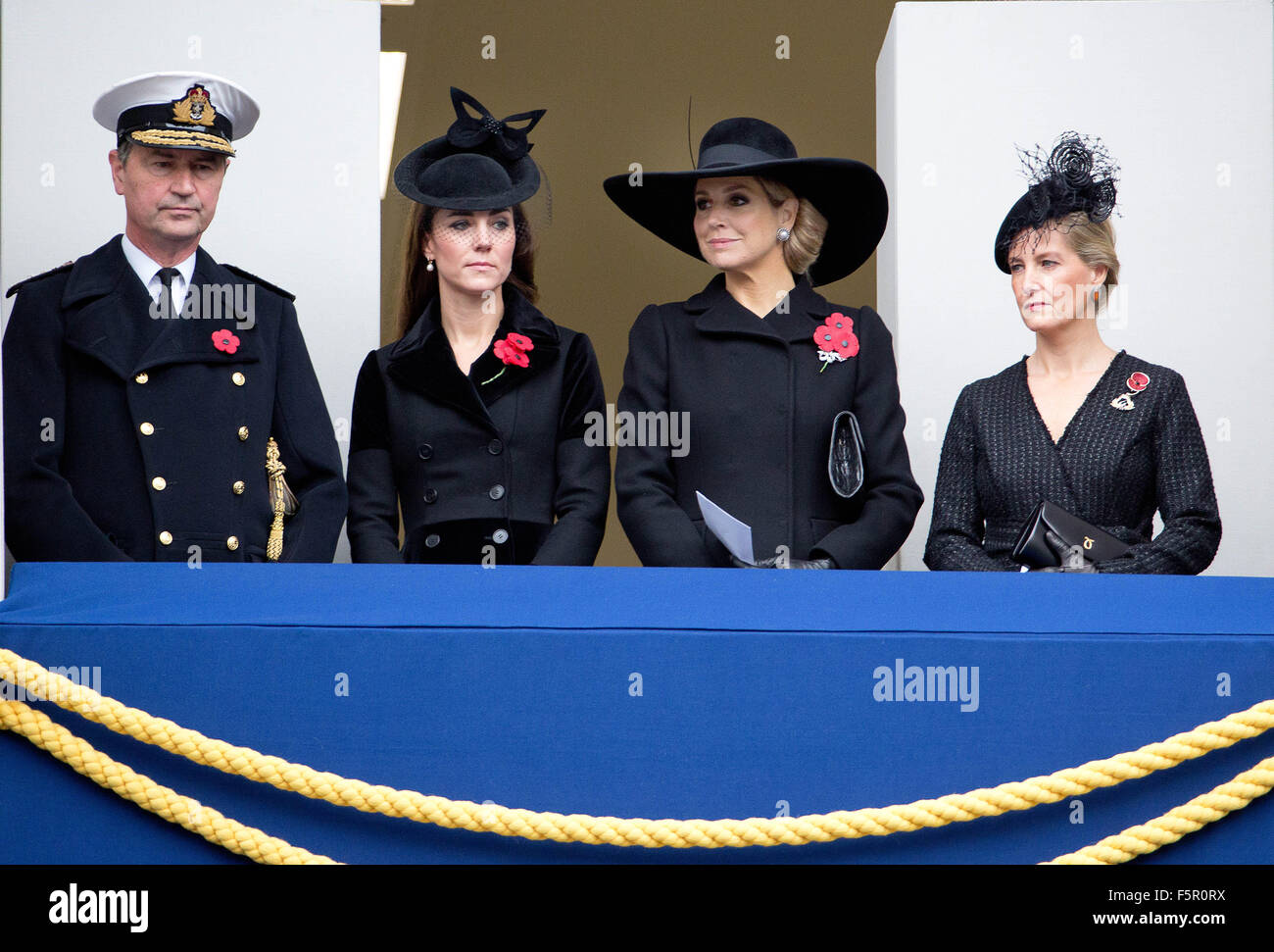 Großbritanniens Catherine Herzogin von Cambridge (2. L) steht neben Königin Maxima der Niederlande (2. R), Sophie, Herzogin von Wessex und Vizeadmiral Sir Timothy Laurence an der Erinnerung Sonntag Zeremonie am Cenotaph in London, Großbritannien, 08 November2015. Großbritannien beobachtet den jährlichen Gedenktag am 08 November, im Gedenken an die Kriegstoten. Foto: Albert Nieboer/RPE / - kein Draht-Dienst - Stockfoto