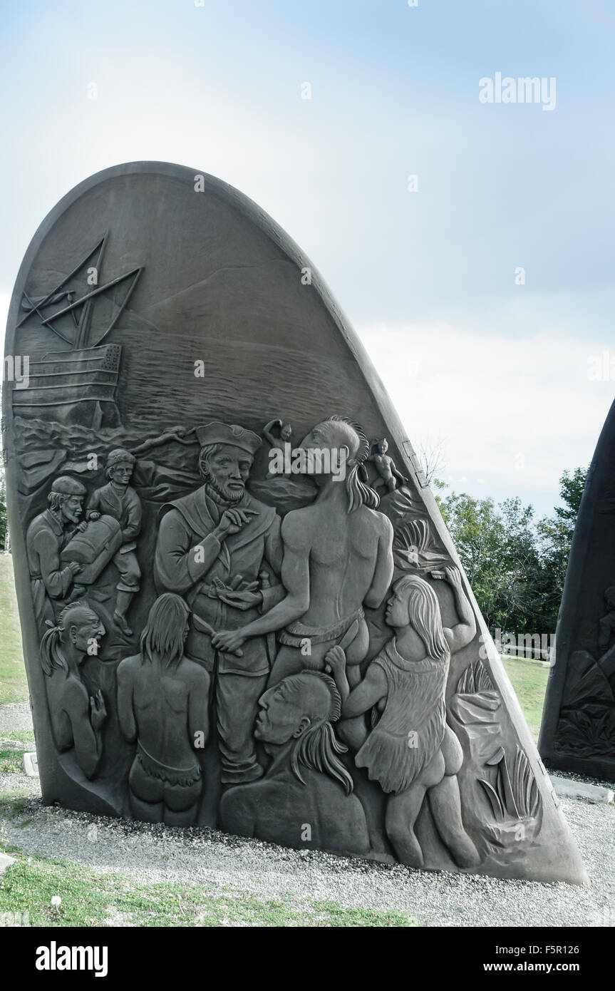 Gusseisen-Skulpturen symbolisieren die Szenen der historischen Begegnung zwischen Jacques Cartier und Irokesen im Juli 1534 Stockfoto
