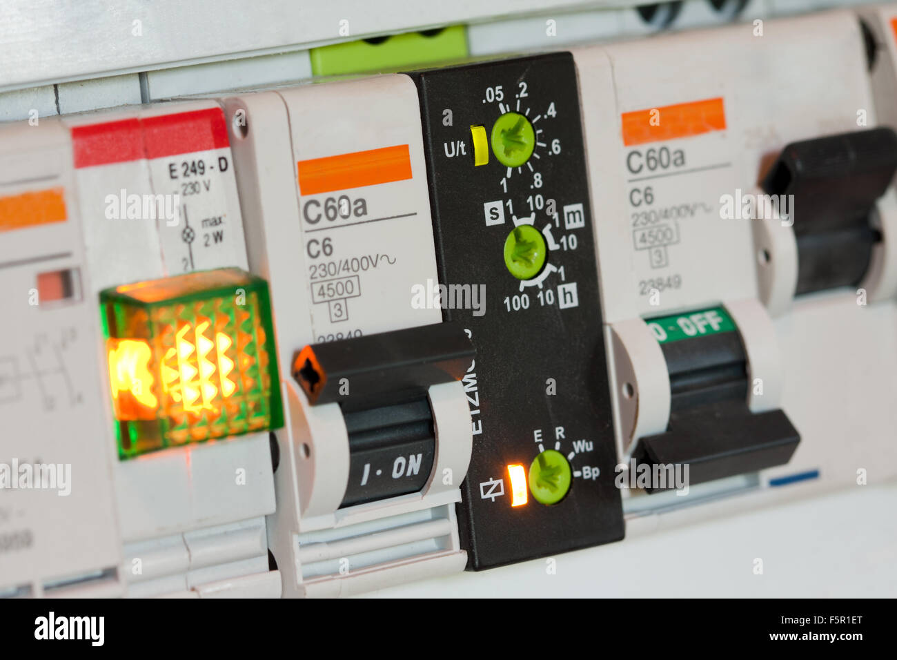 Elektrische Fuseboxes und Komponenten im Control Panel Stockfoto
