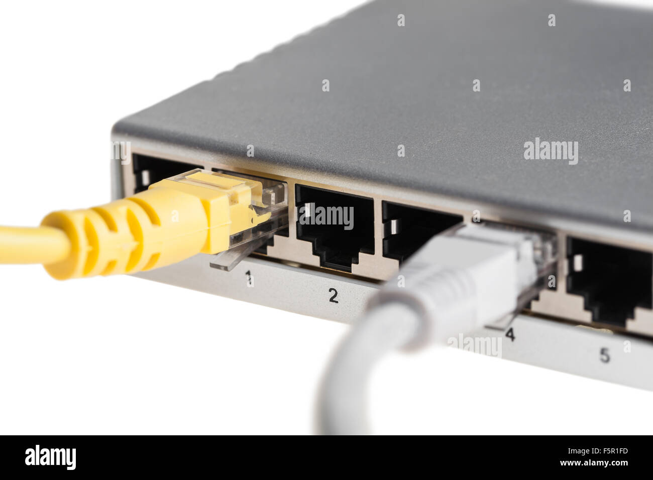 Router mit Kabel Closeup auf weißem Hintergrund Stockfoto