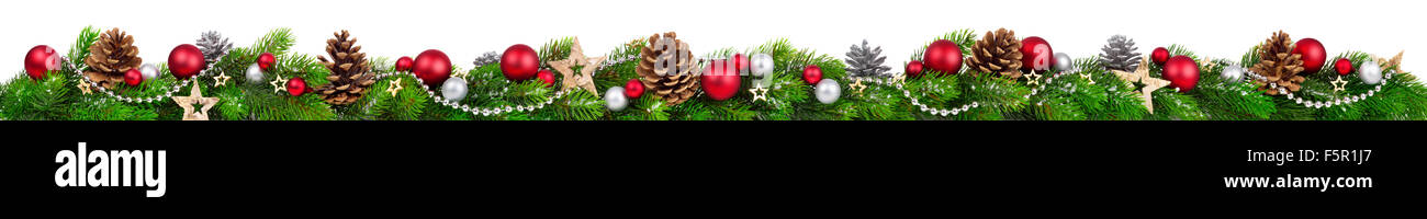 Extra breite Weihnachten Grenze mit Tannenzweigen, rote und silberne Kugeln, Tannenzapfen und andere Verzierungen, isoliert auf weiss Stockfoto