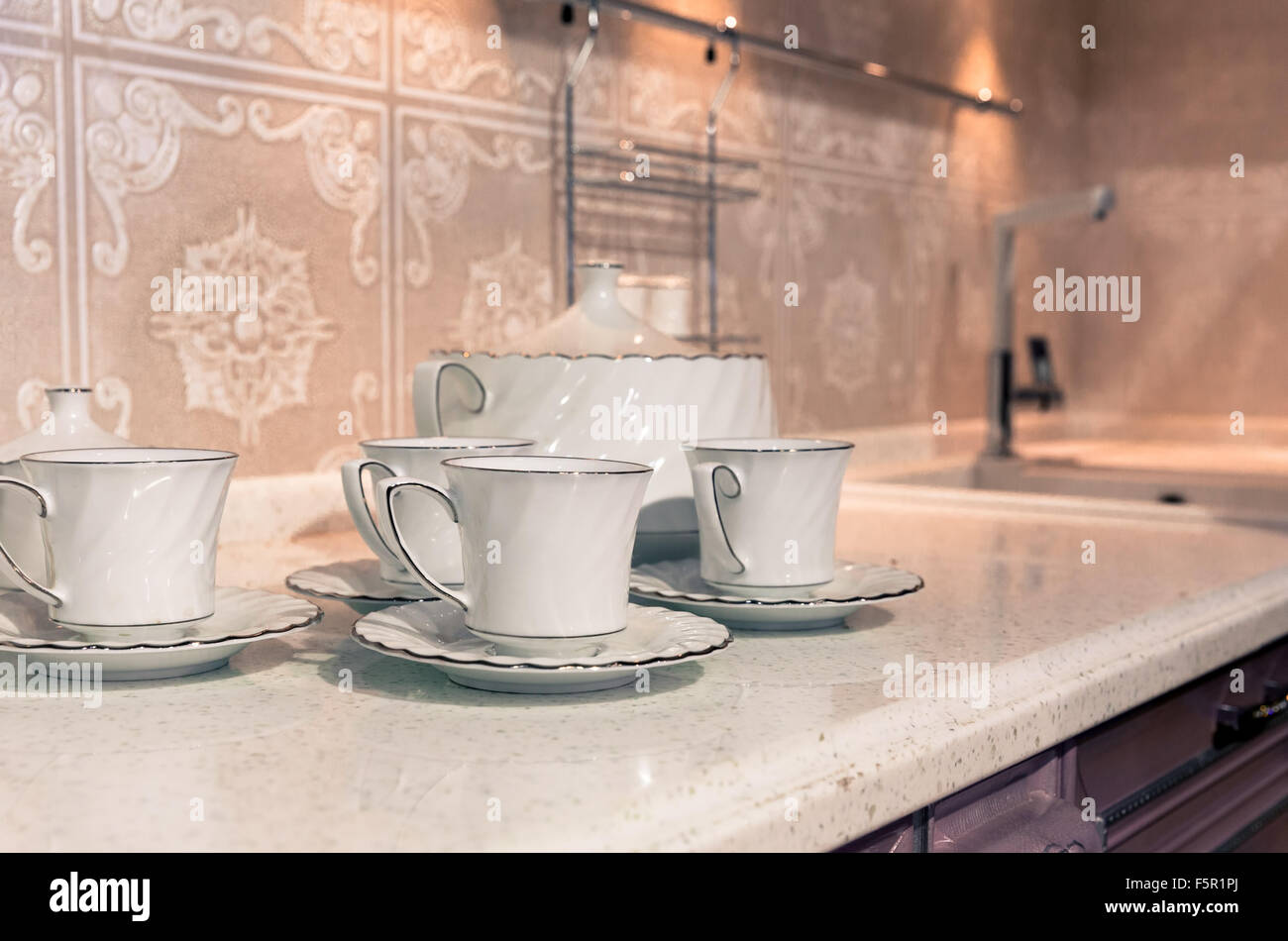 Weiße Tassen Tee mit einer Teekanne Stockfoto
