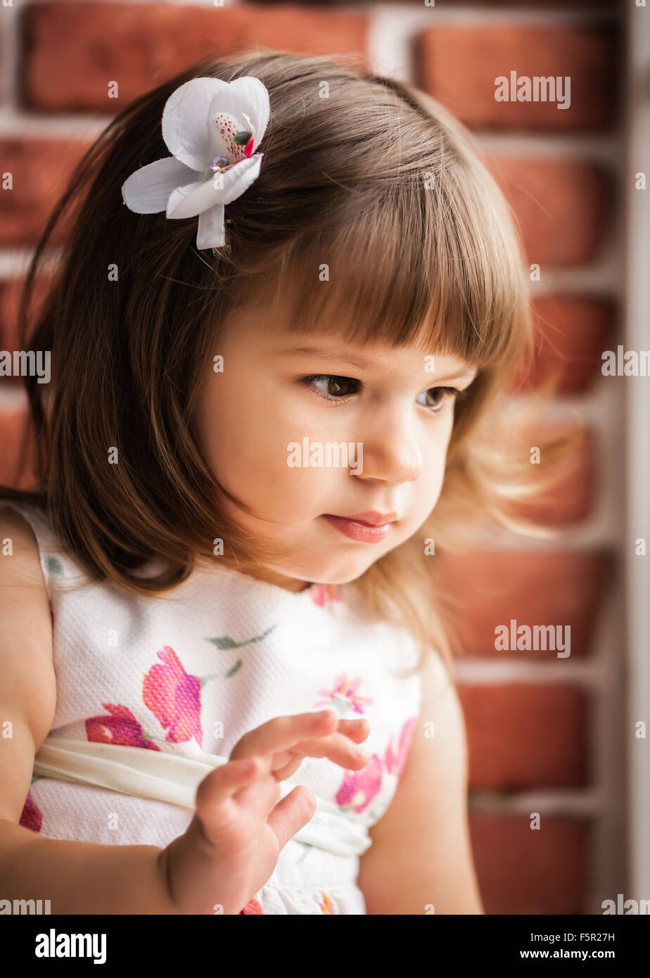 Porträt eines Mädchens aus dem Fenster schauen Stockfoto