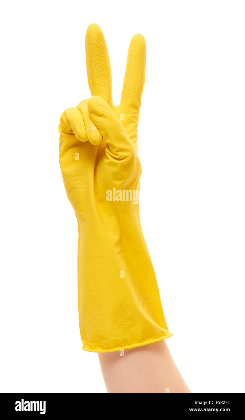 Nahaufnahme von weiblicher Hand in gelben Gummischutz Handschuh zeigt Victory-Zeichen vor weißem Hintergrund Stockfoto