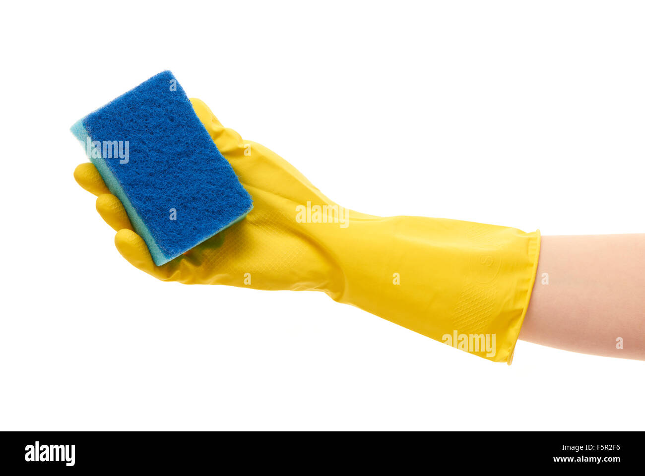 Nahaufnahme von weiblicher Hand in gelben Gummischutz Handschuh Holding blau Reinigungsschwamm vor weißem Hintergrund Stockfoto
